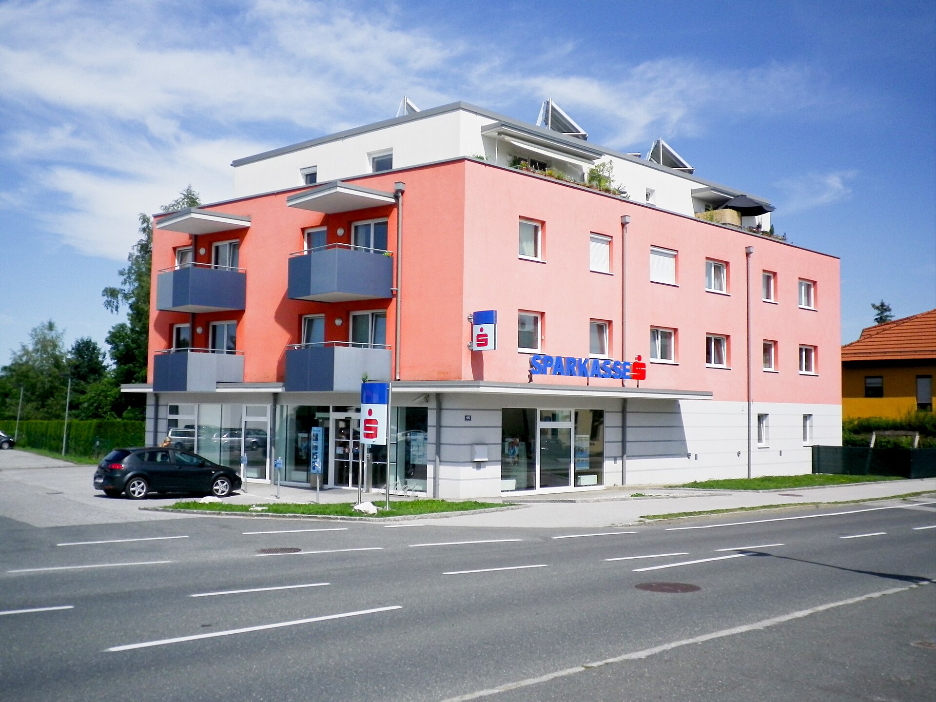 Banco de Austria devuelve 108.000 euros de más a dos estudiantes