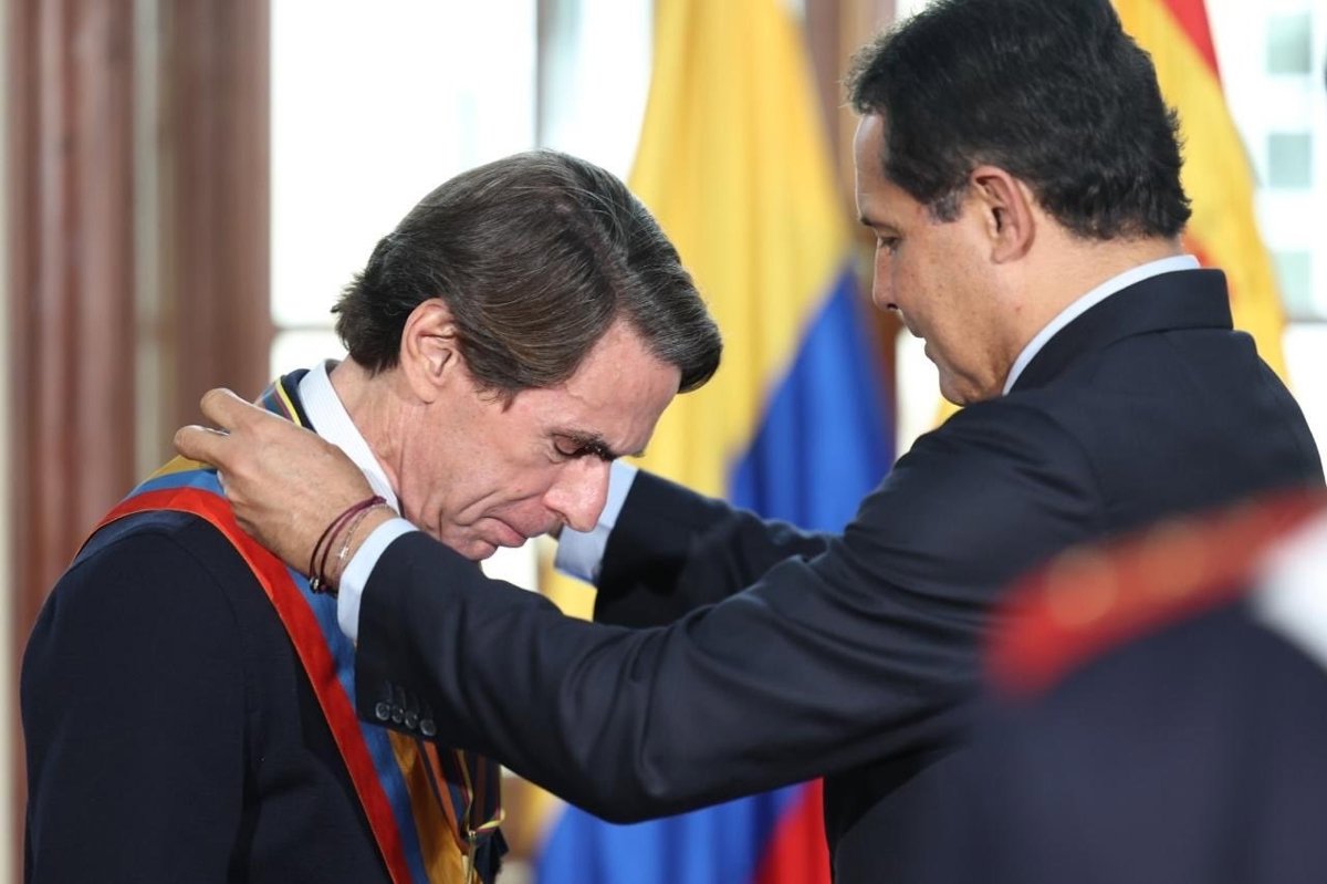 Congreso de Colombia condecora a José María Aznar por la democracia