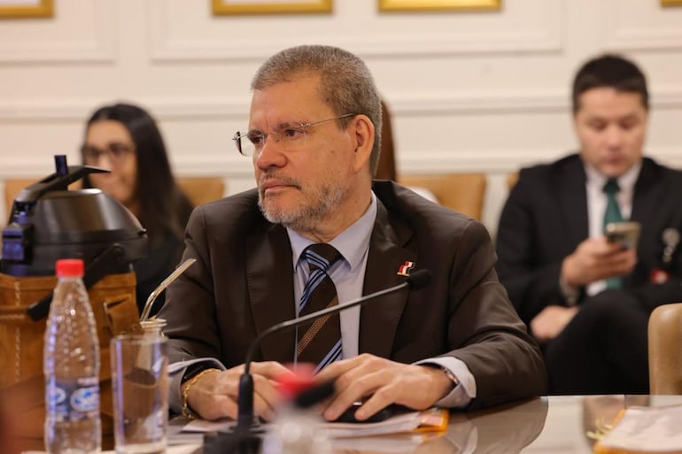 Barrios dice que Cartes busca "calmar tensiones" en el Partido Colorado