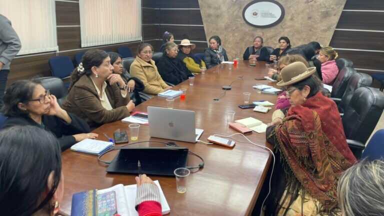 Bolivia acuerda con familias de víctimas de feminicidio una hoja de ruta