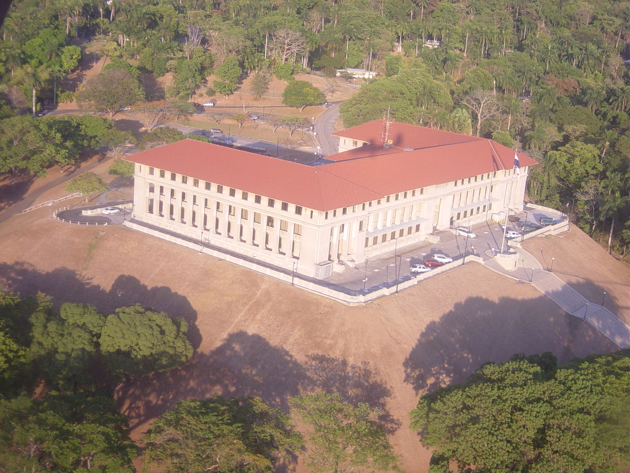 Canal de Panamá cierra el año fiscal 2026 con más tránsitos y carga