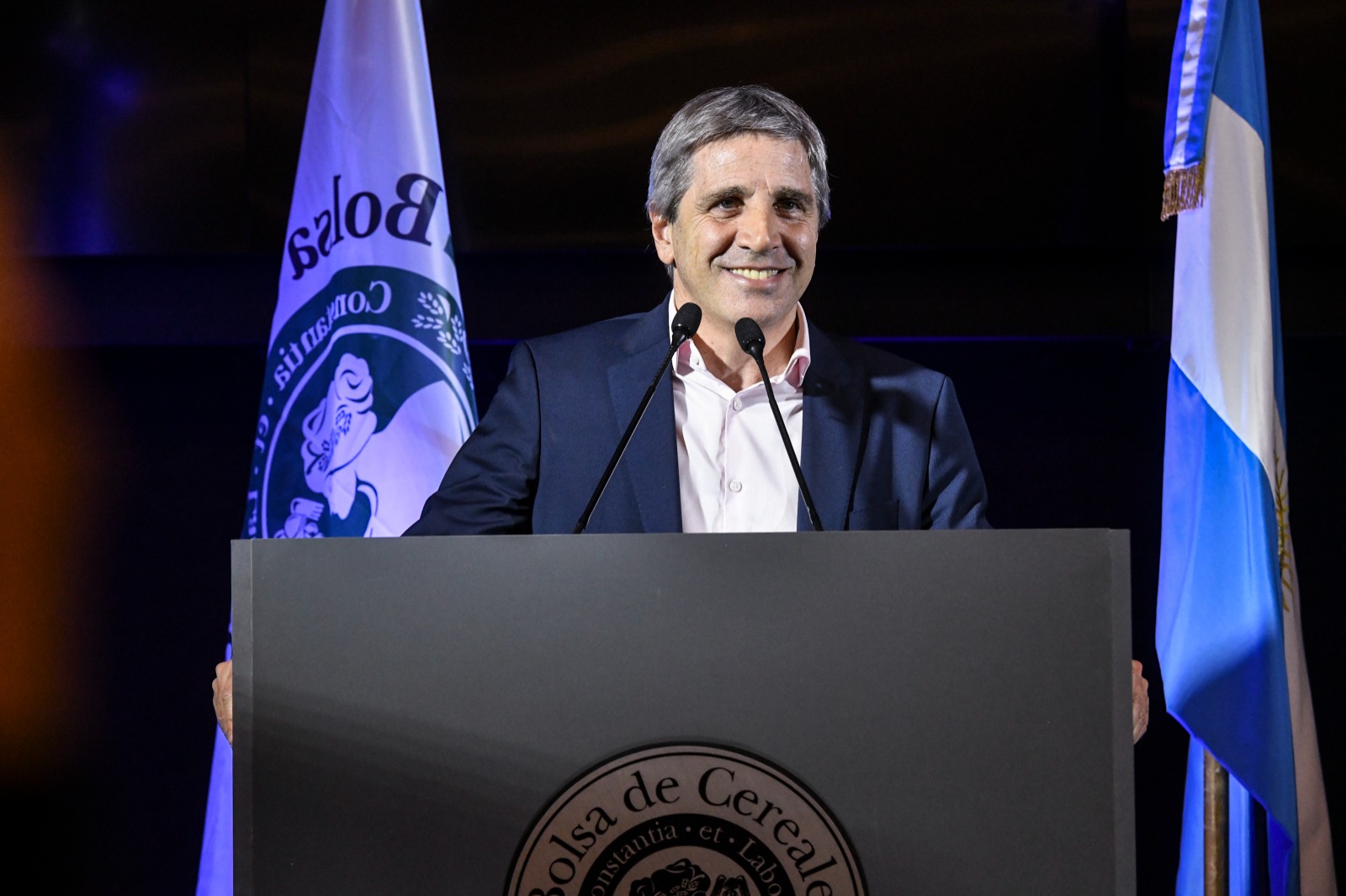 Caputo afirma que Argentina tiene un "excedente de dólares"