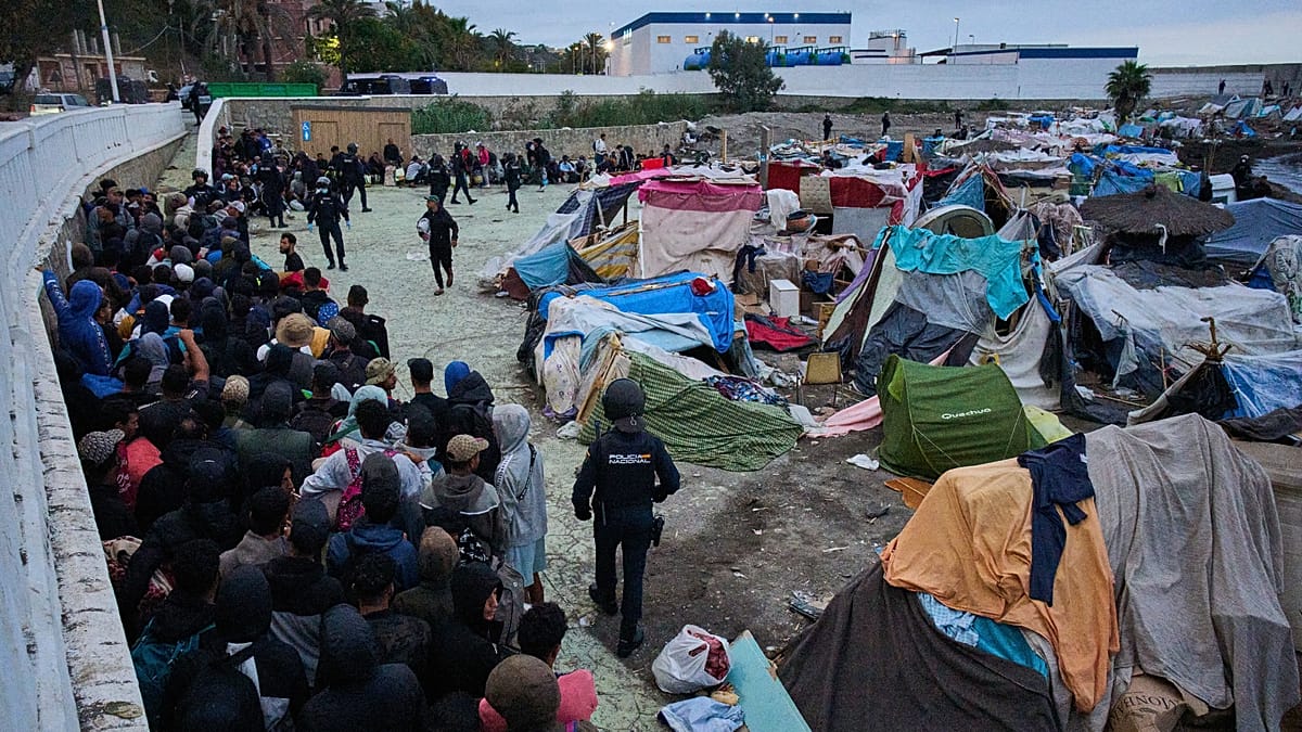 España desaloja asentamientos de migrantes en Ceuta tras la crisis