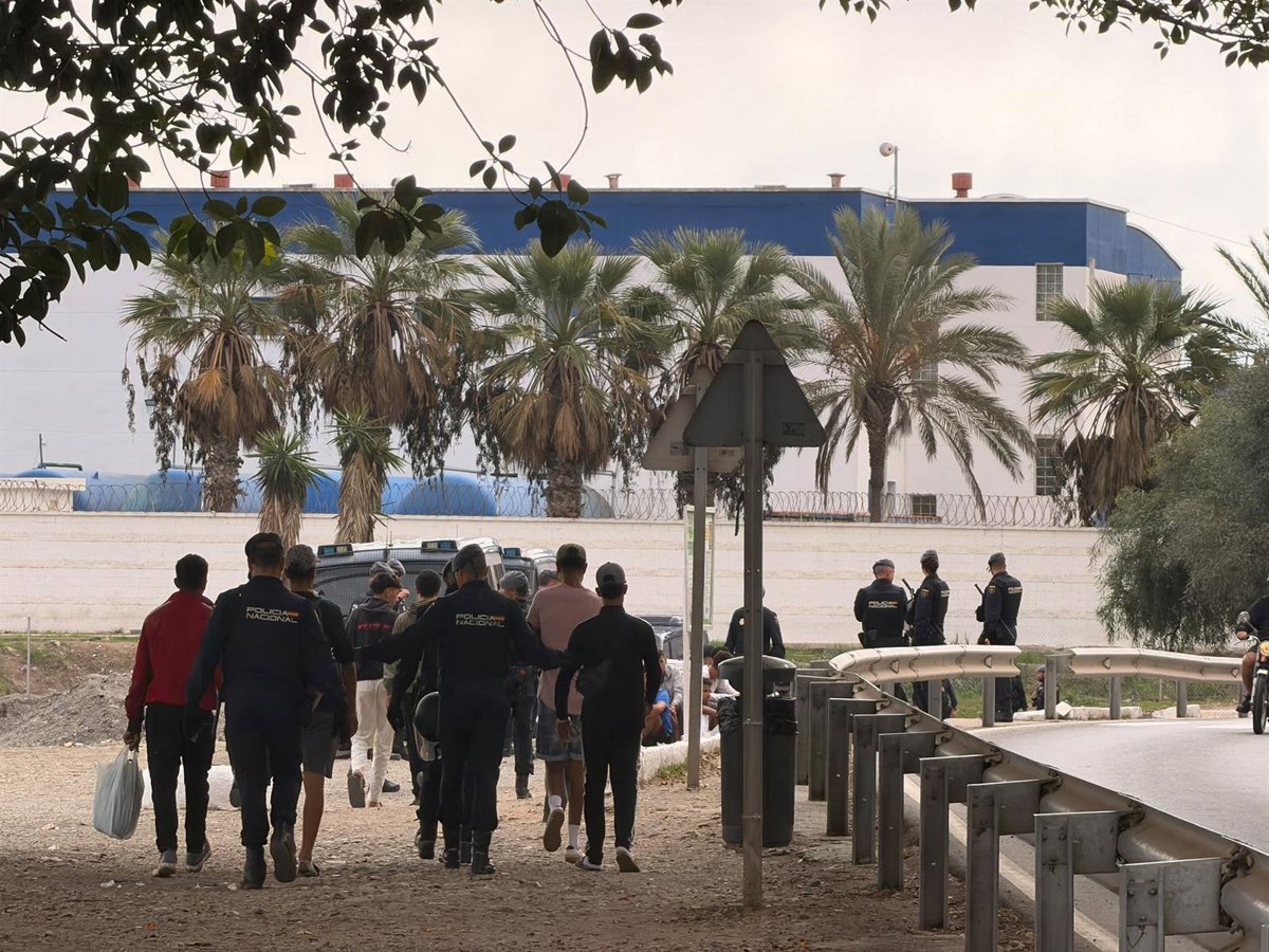 España despliega policía en Ceuta y devuelve a Marruecos a una decena del CETI
