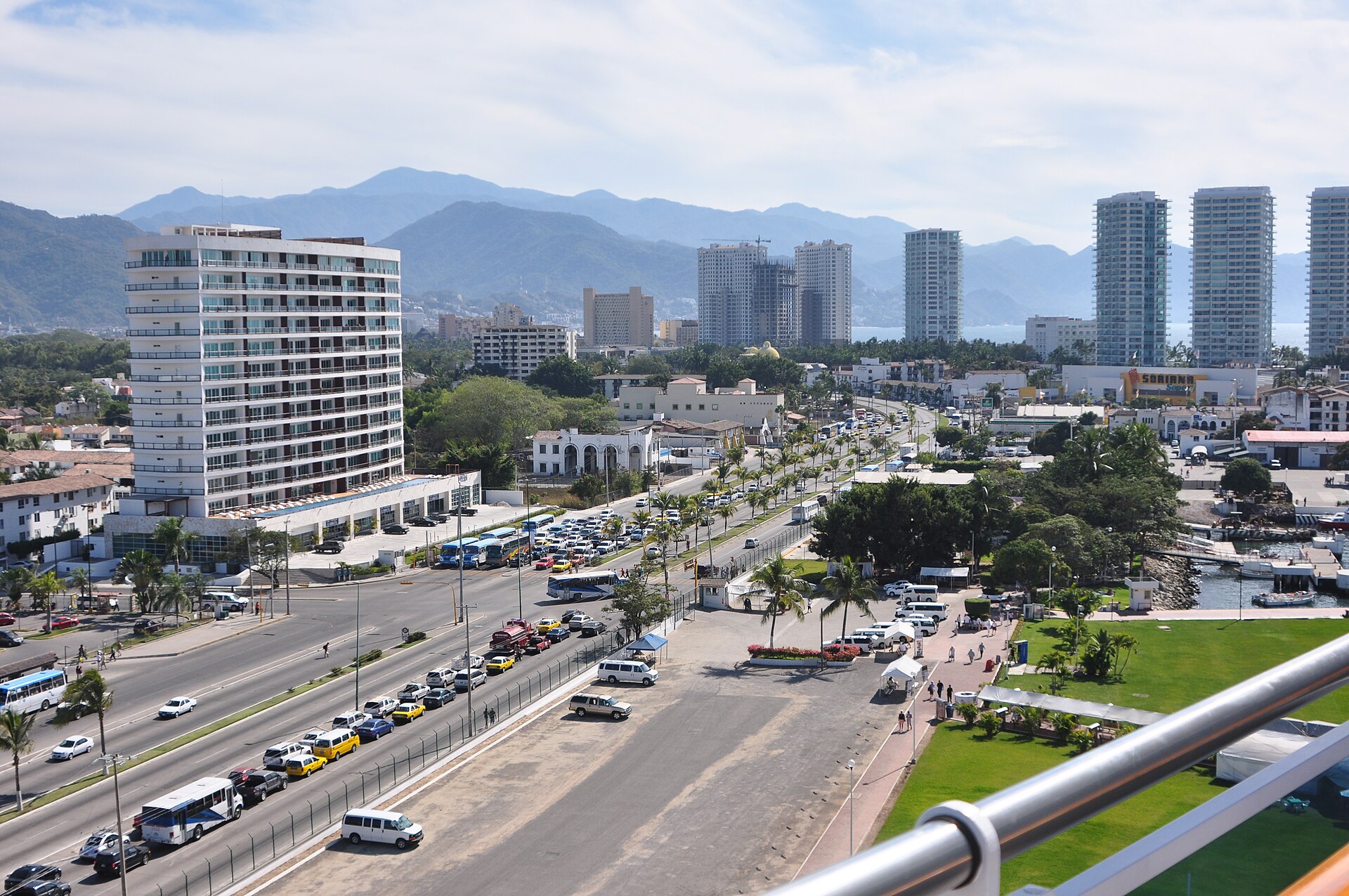 Cierran aeropuertos de Puerto Vallarta y Manzanillo por huracán Simón