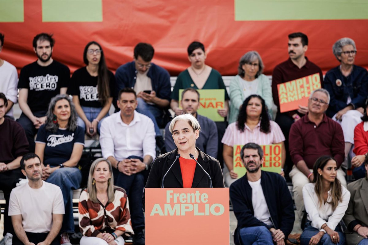 Colau pide "llenar las calles" y critica a políticos de izquierda con "piquito de oro"