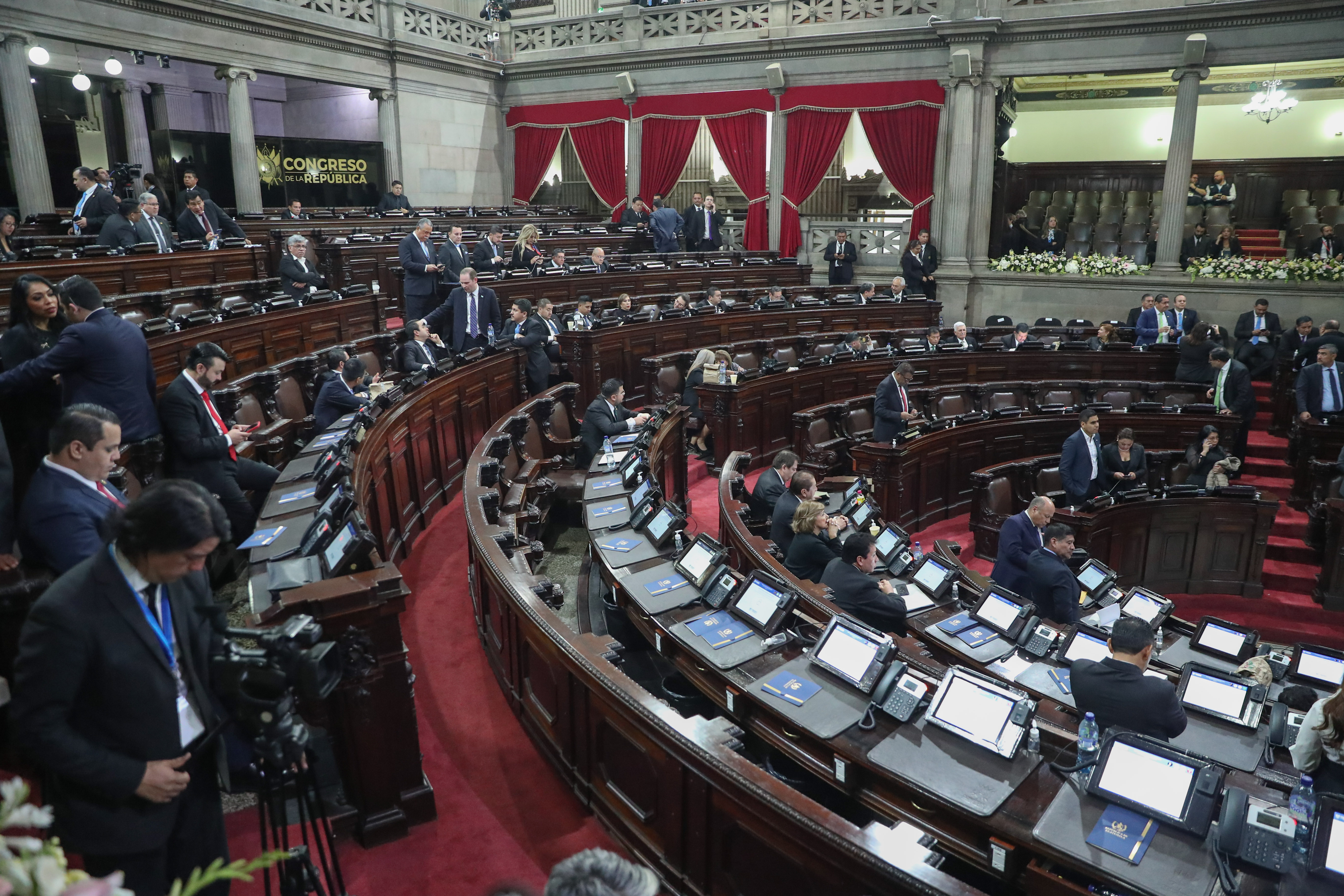 Congreso de Guatemala licita 184 celulares y tabletas para diputados