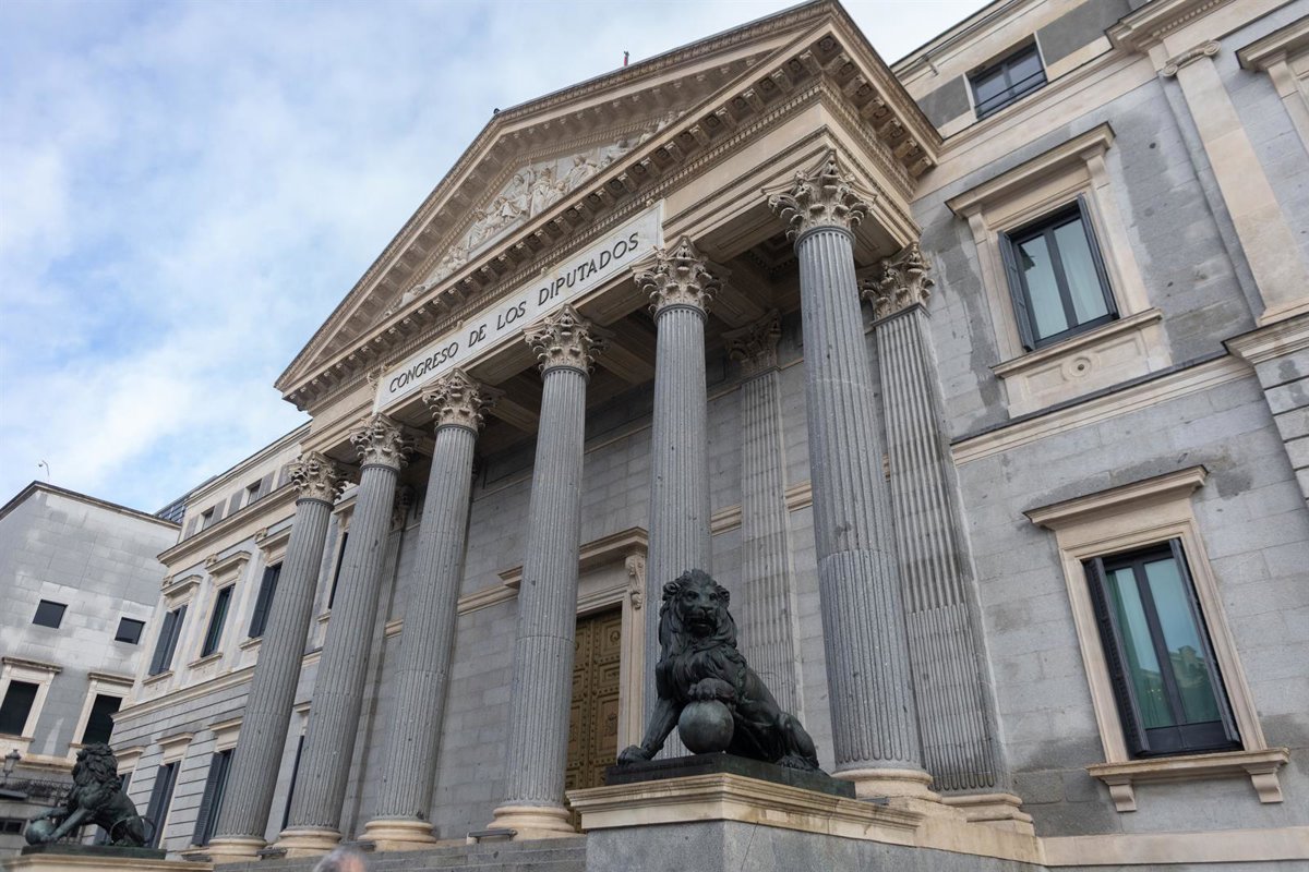 España: el próximo Congreso hereda dos reformas estatutarias, cinco leyes autonómicas y siete ILP