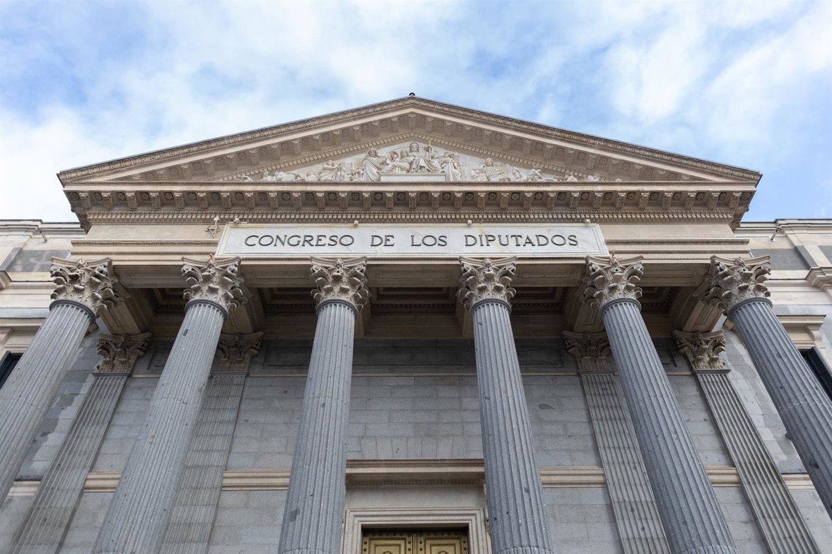 El Congreso de España homenajea a las víctimas del franquismo sin retratos franquistas