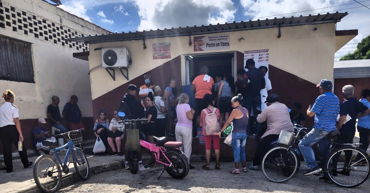 Cuba: nueva carnicería estatal de Sancti Spíritus vende poca oferta a precios