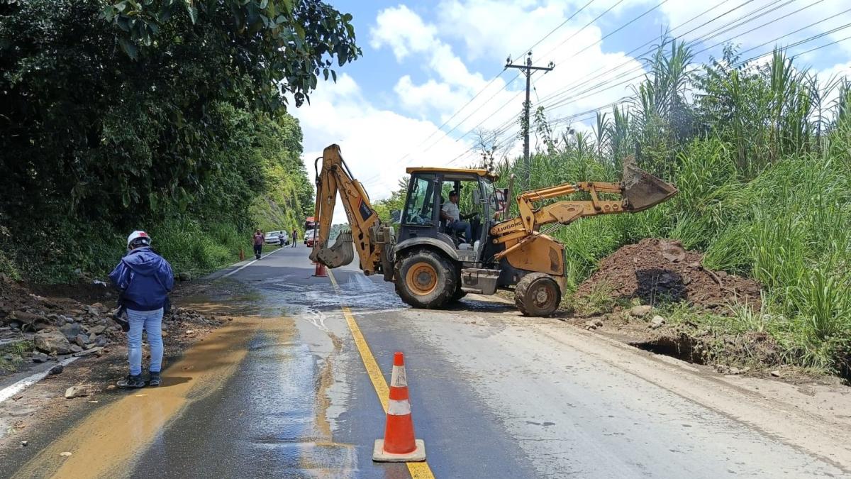Deslizamiento obliga a paso controlado en la vía Alóag-Santo Domingo, Ecuador