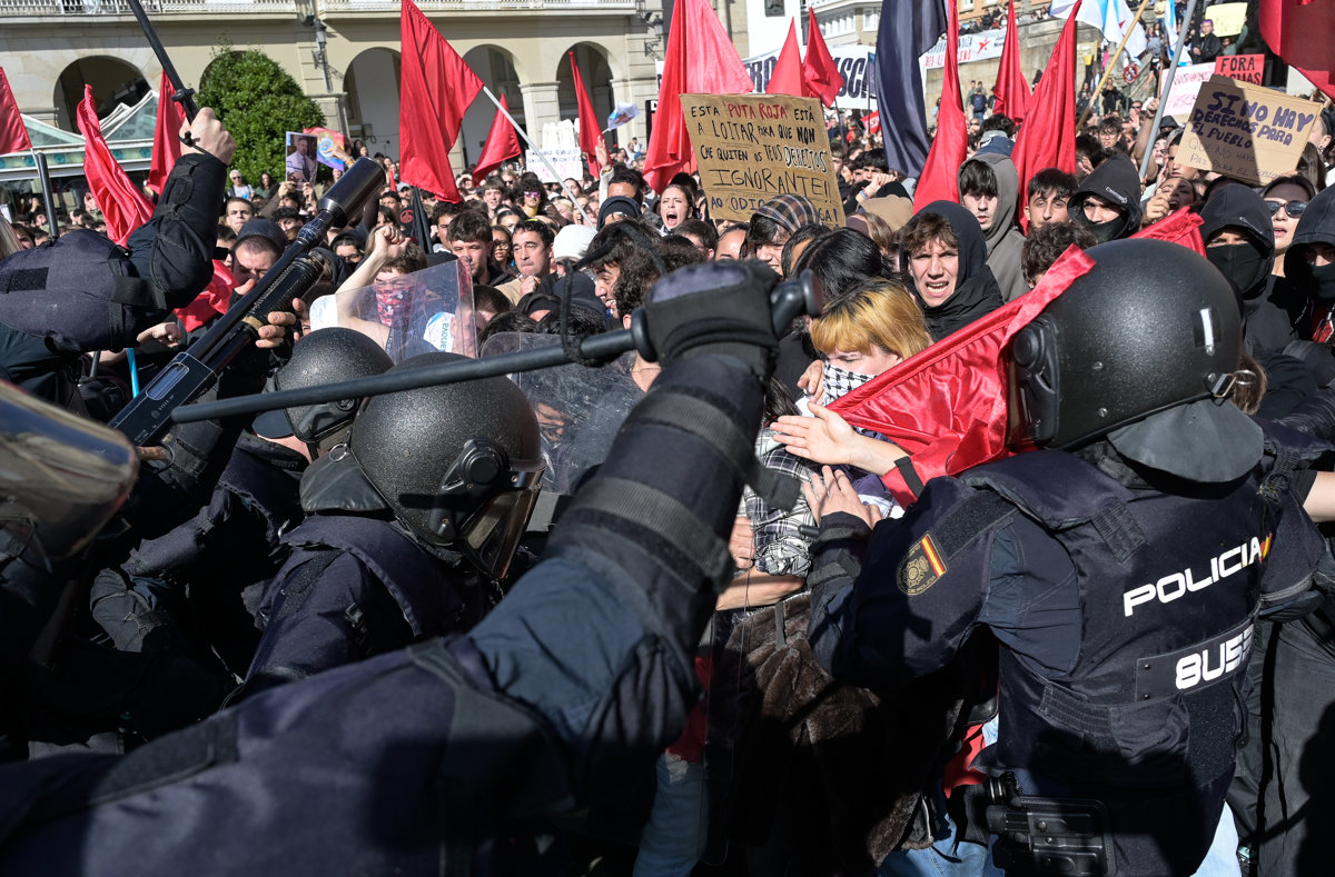 Disturbios y cargas policiales en A Coruña durante un acto de Vox