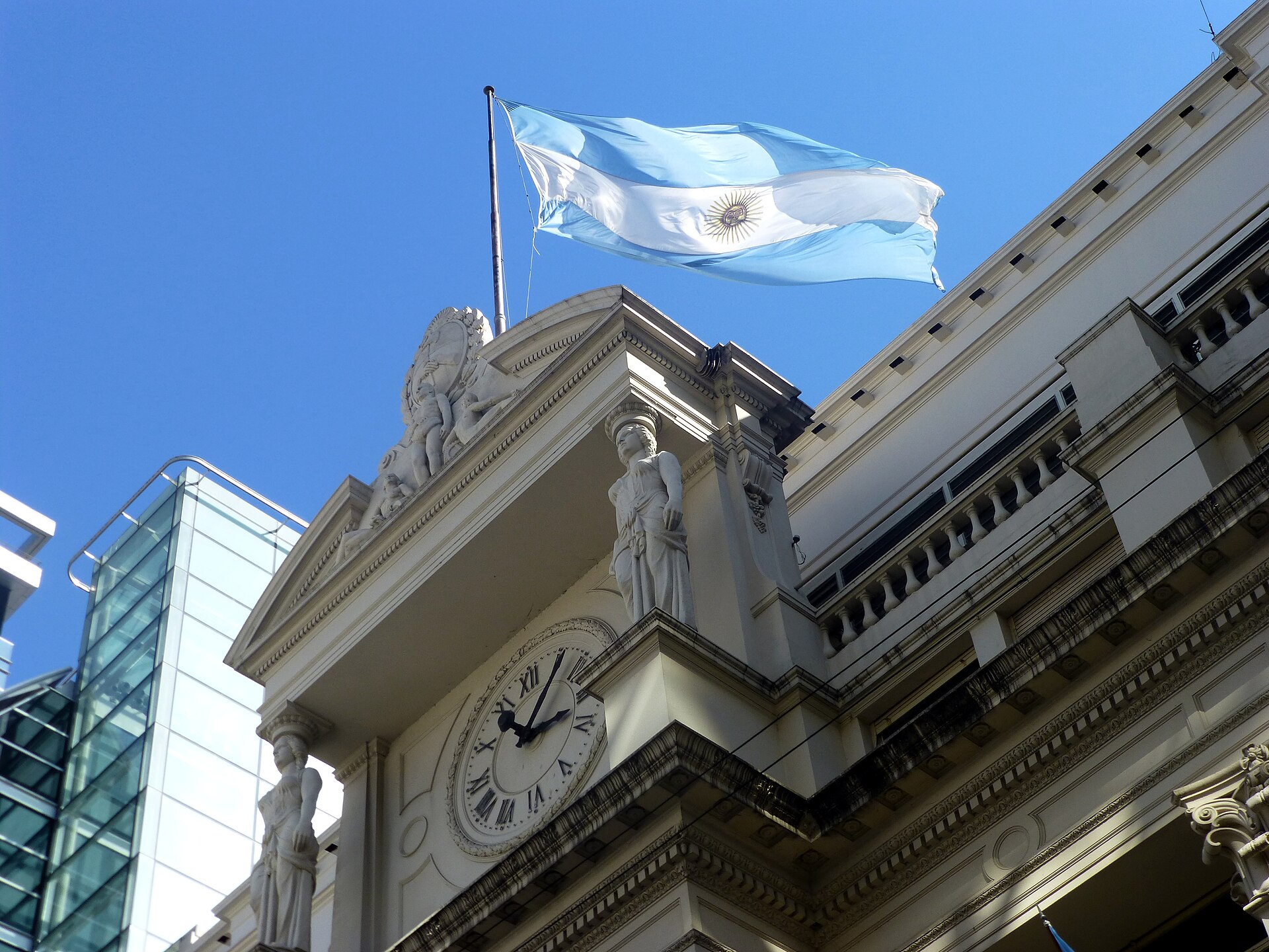 Dólar hoy en Argentina: el oficial minorista llega a $1560 para la venta