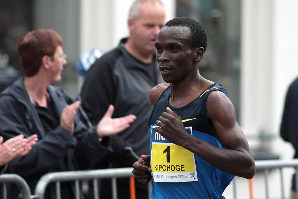 Eliud Kipchoge gana el maratón de Melbourne con récord de carrera