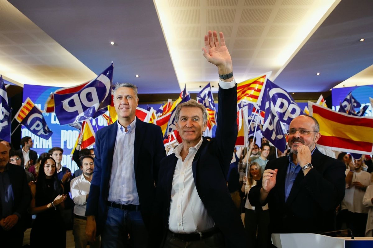 Feijóo pide en Barcelona una gran mayoría para cambiar el Gobierno de España