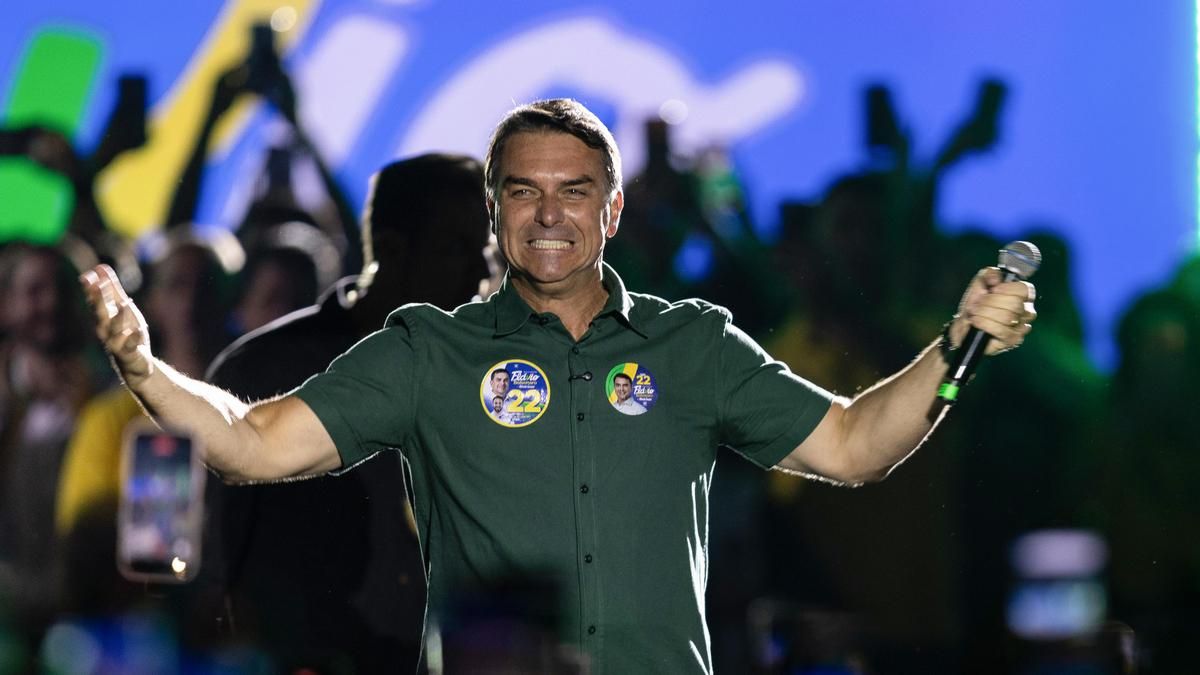 Flávio Bolsonaro defendió como abogado a un policía acusado de matar a una niña en Brasil