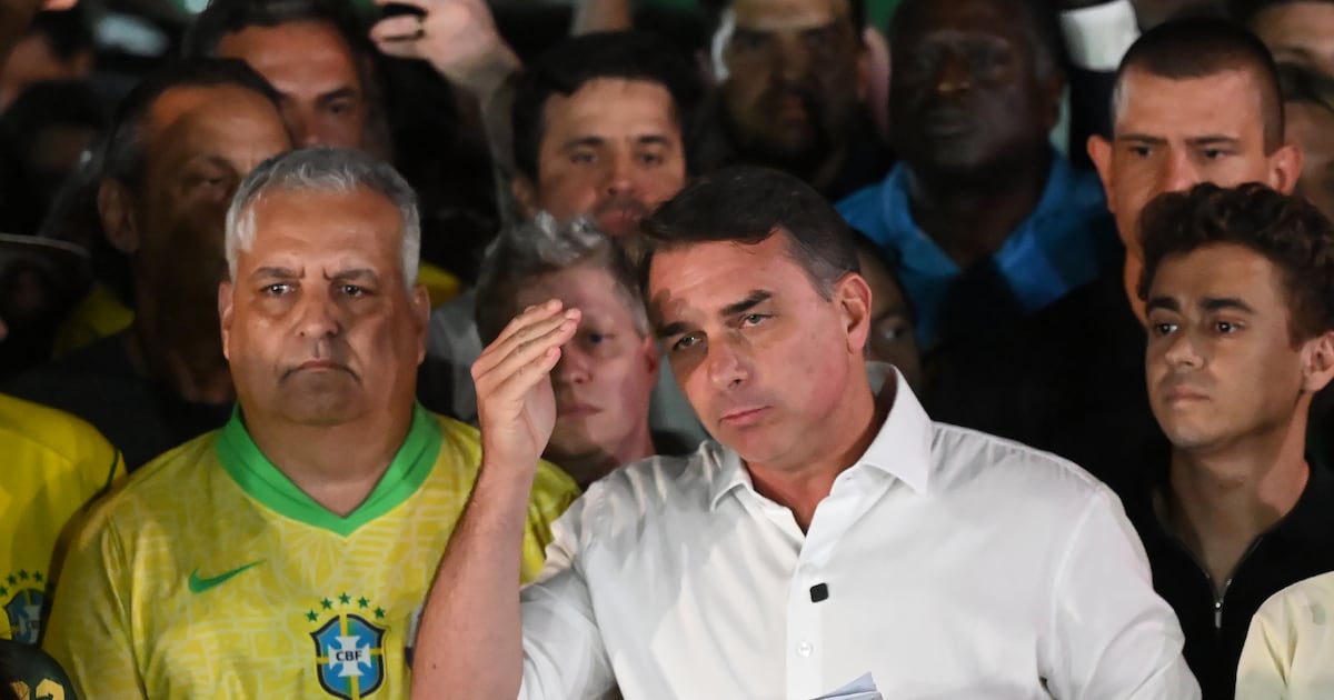 Flávio Bolsonaro cuestiona las elecciones en Brasil y pronostica la caída de Lula