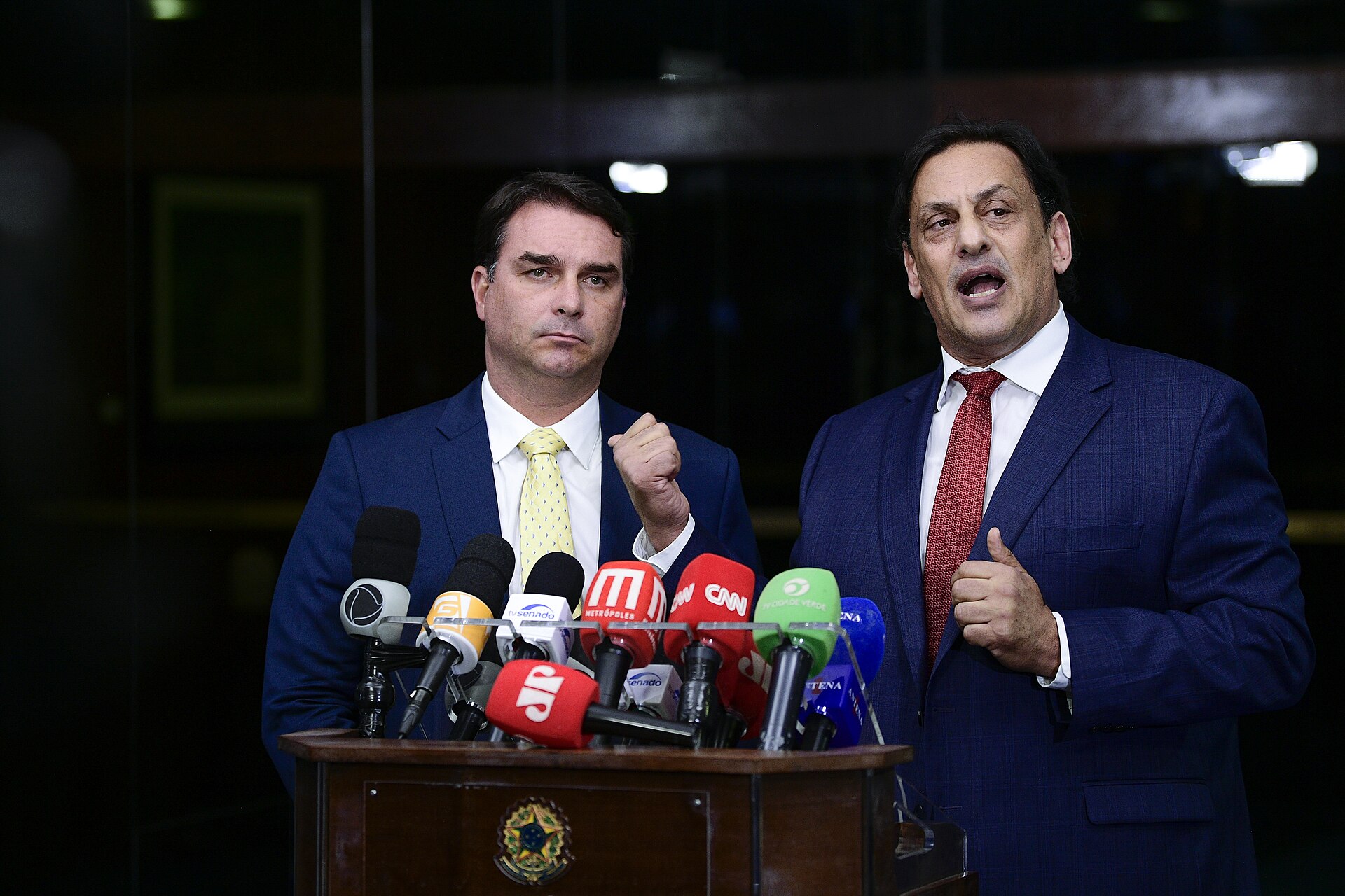 Flávio Bolsonaro modera el discurso frente a Jair en Brasil