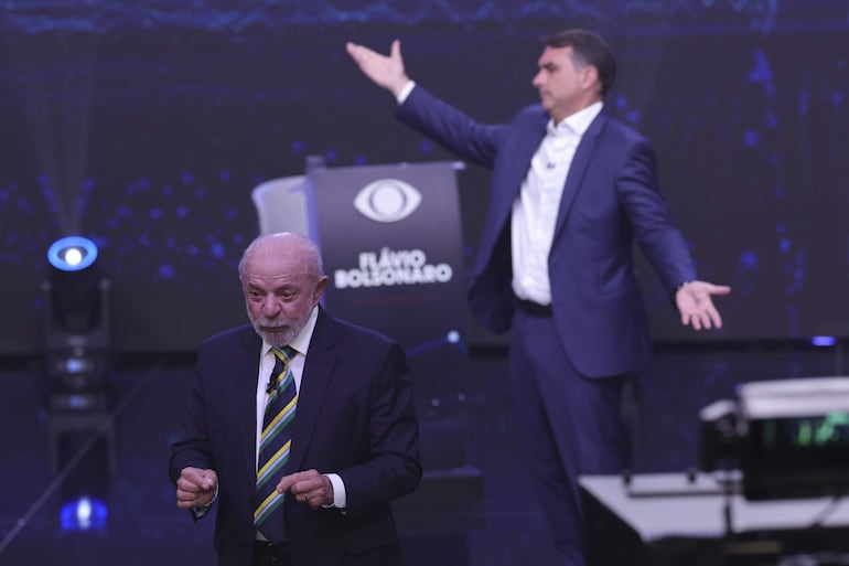 Flávio Bolsonaro y Lula empatan en los sondeos de Brasil antes del balotaje