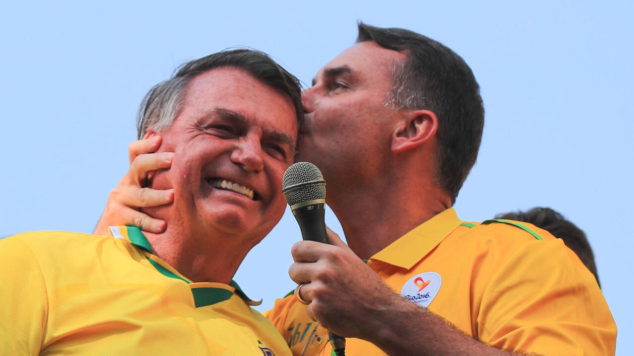 Flávio Bolsonaro promete indultar a su padre si gana en Brasil