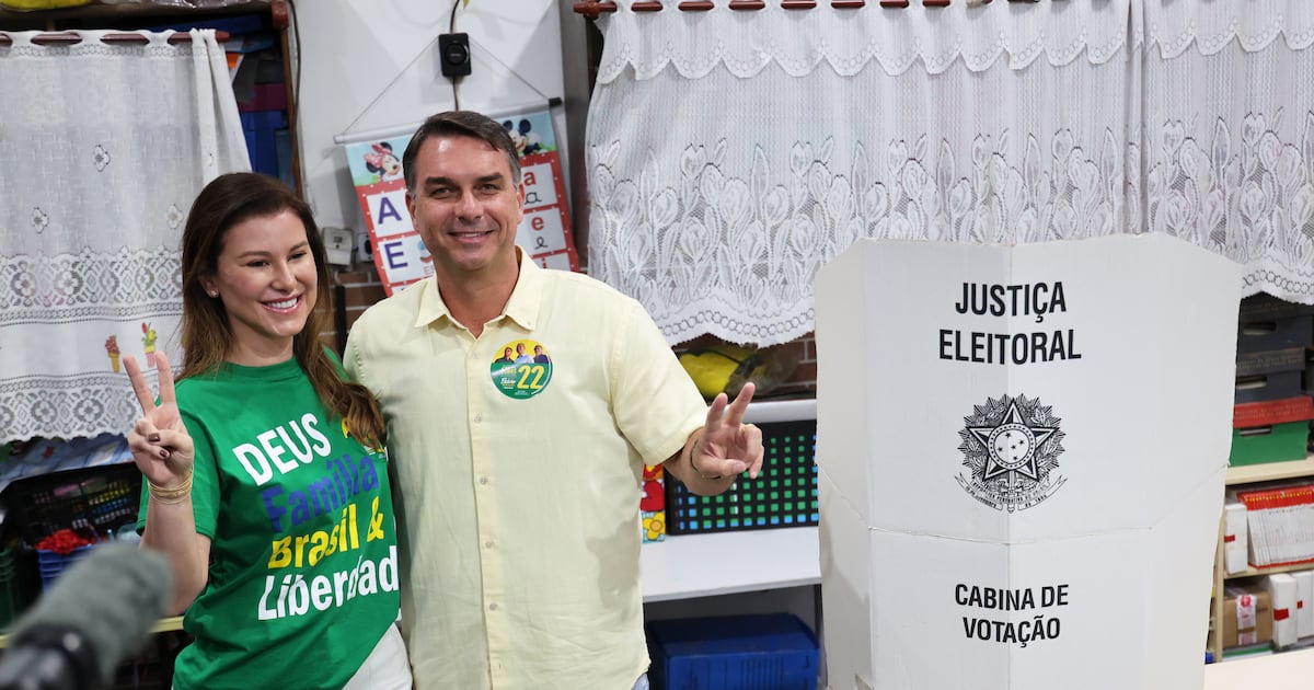 Flávio Bolsonaro vota en Río y pide "cambio real" en la segunda vuelta de Brasil