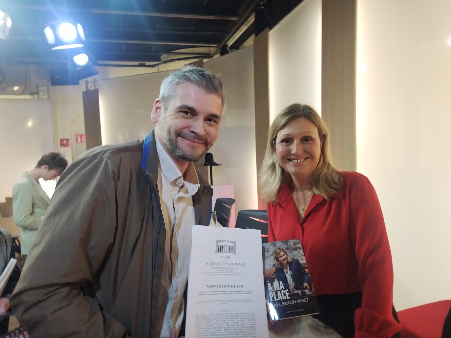 Presidenta de la Asamblea pide aprobar el presupuesto 2027 de Francia sin voto
