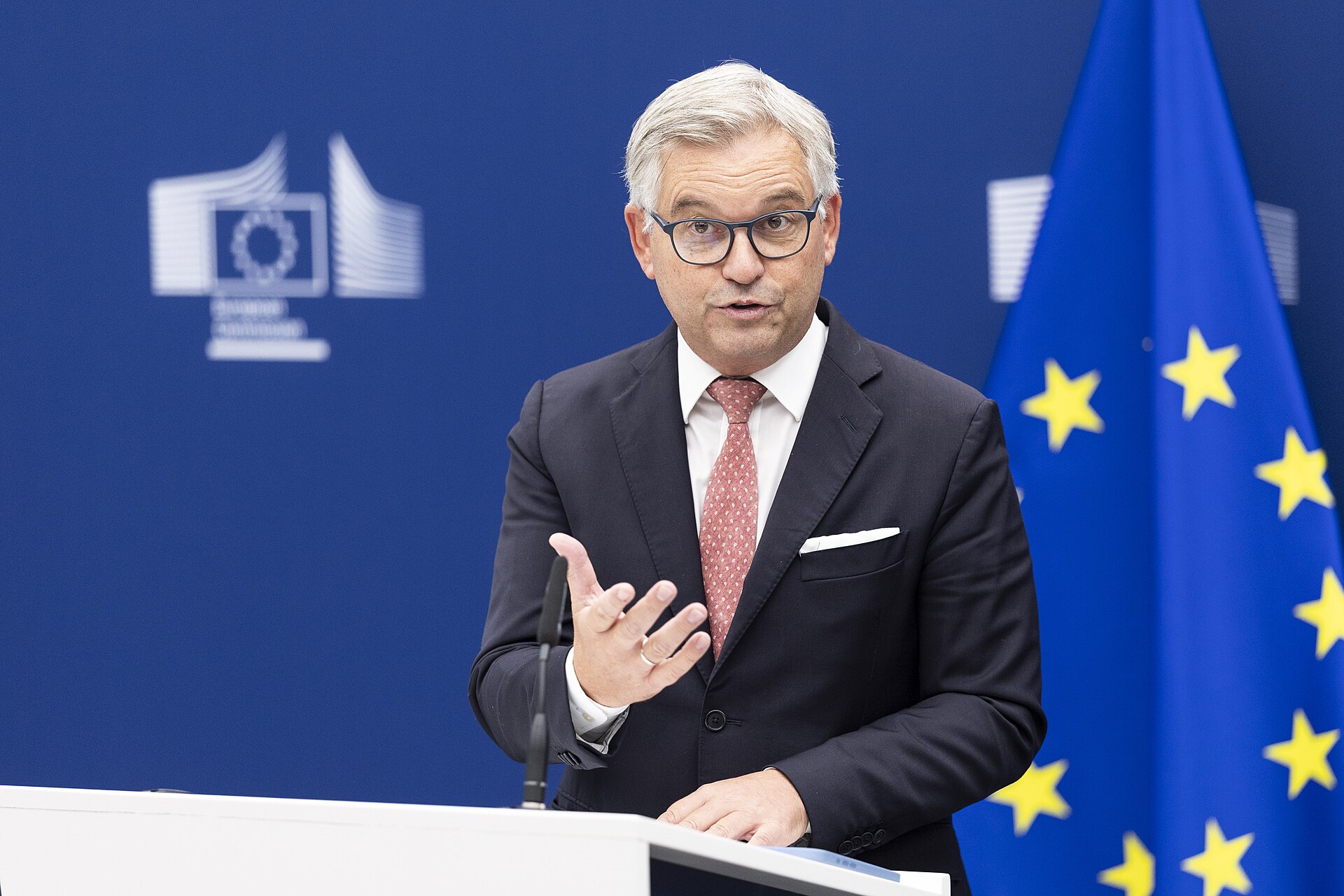 Bruselas propone elevar a 30.000 los agentes de Frontex para retornos