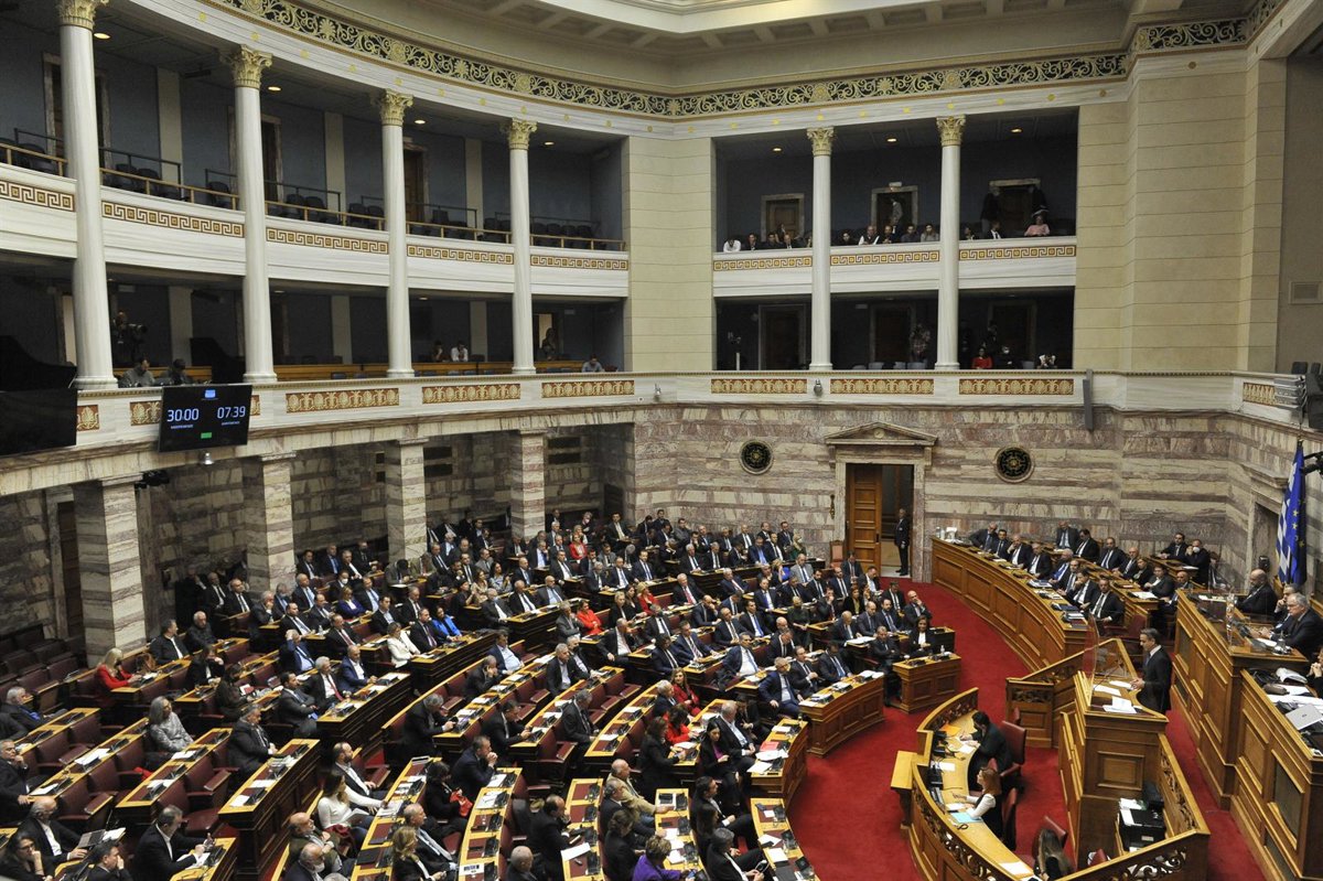 Grecia aprueba prohibir redes sociales a menores de 15 años desde 2027