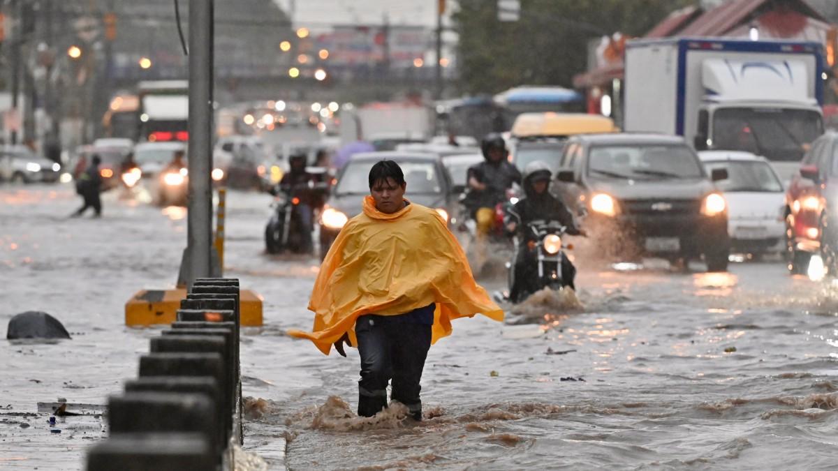 Guayaquil registra hasta 130,1 mm de lluvia en 24 horas y paraliza la ciudad
