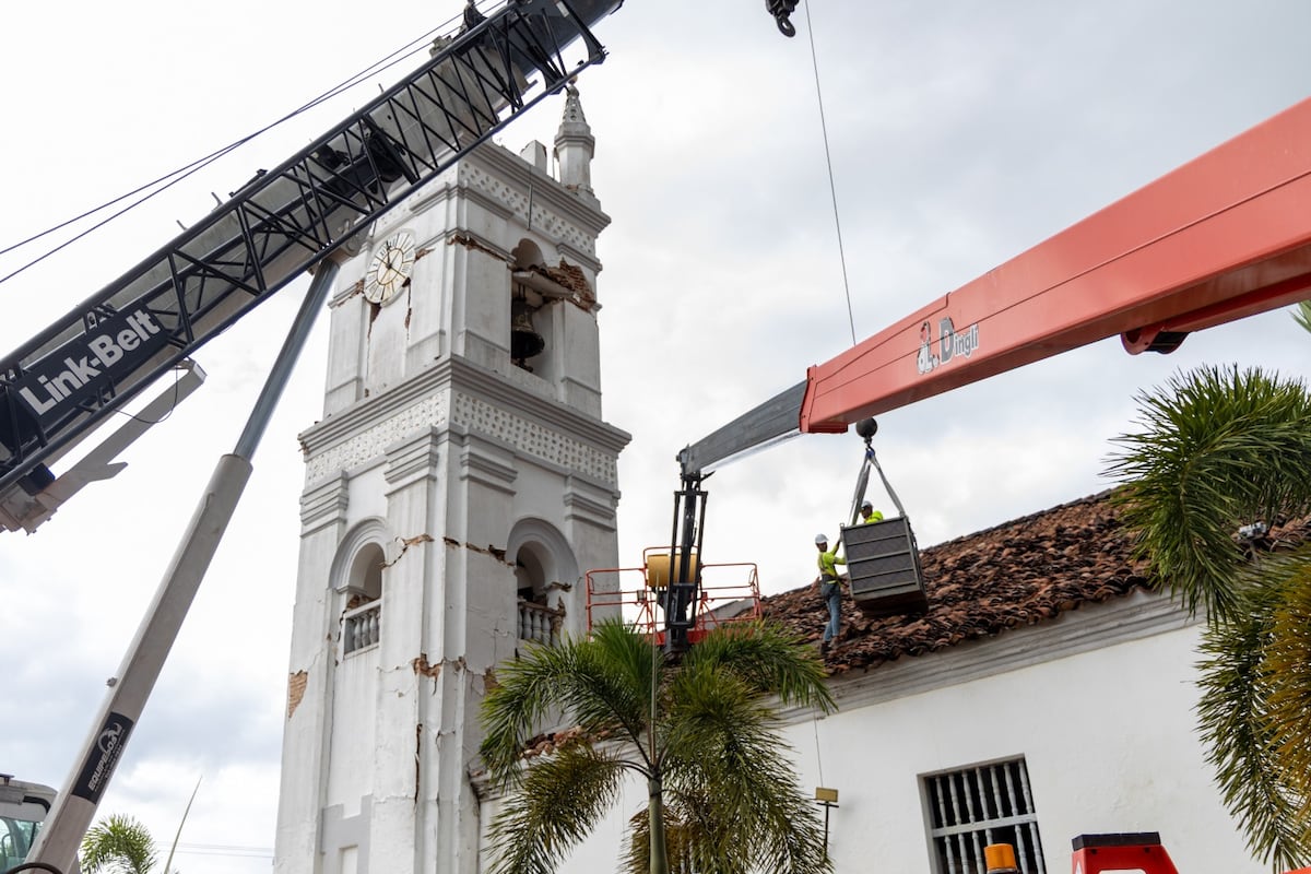 Panamá retira pináculos en riesgo de la iglesia San Atanasio tras el sismo