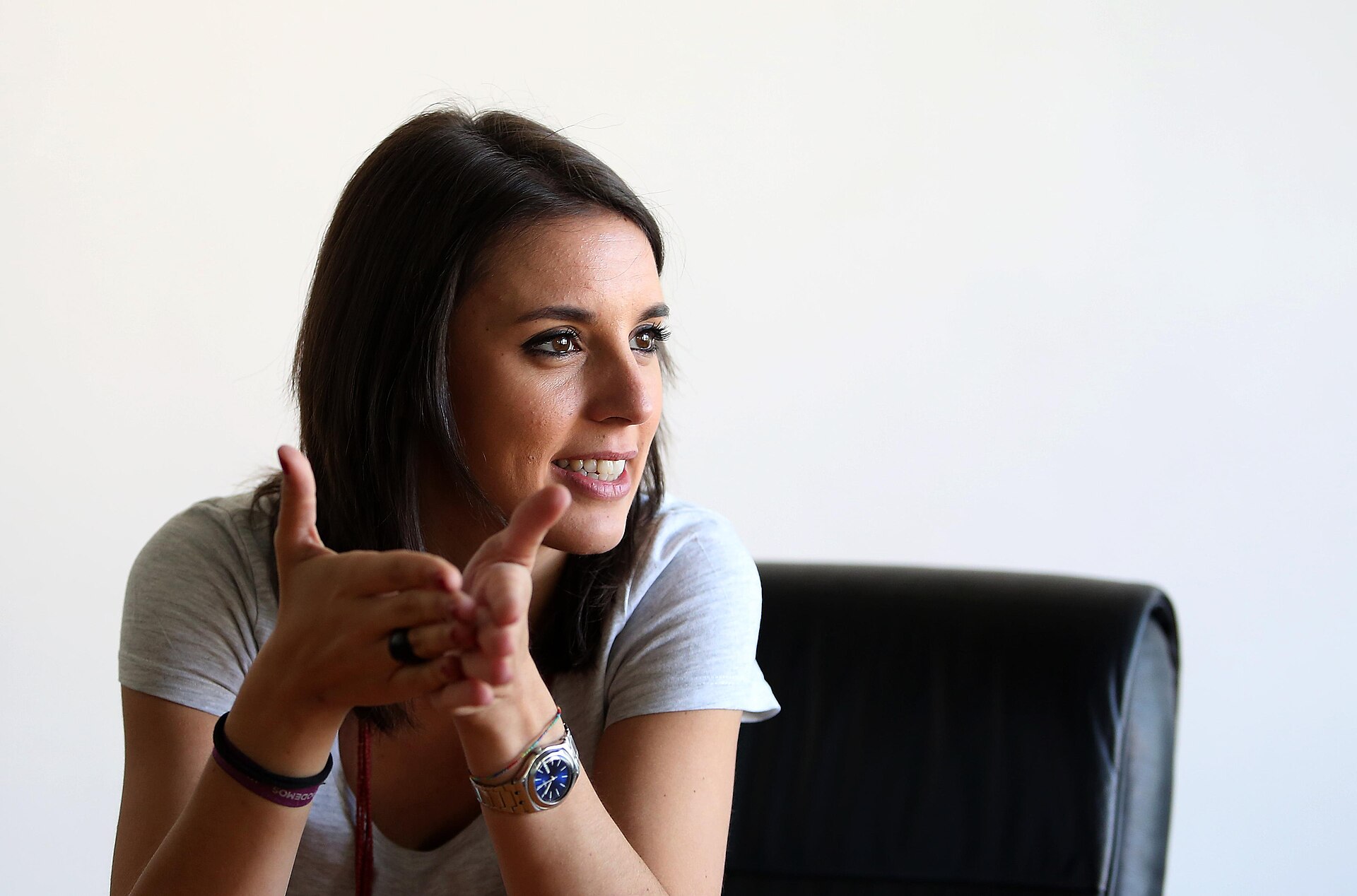 Irene Montero lanza una web de campaña sin Podemos ni el morado en España