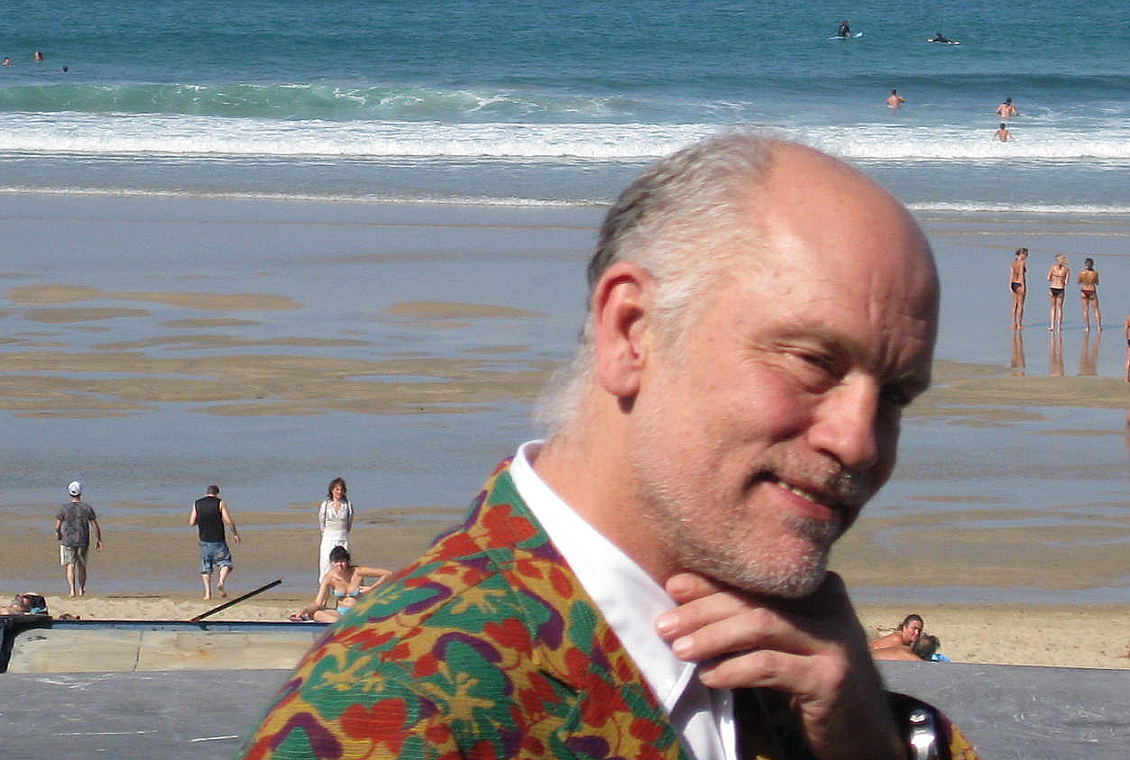 John Malkovich elogia a la gente de Isla de Pascua tras rodar en Chile