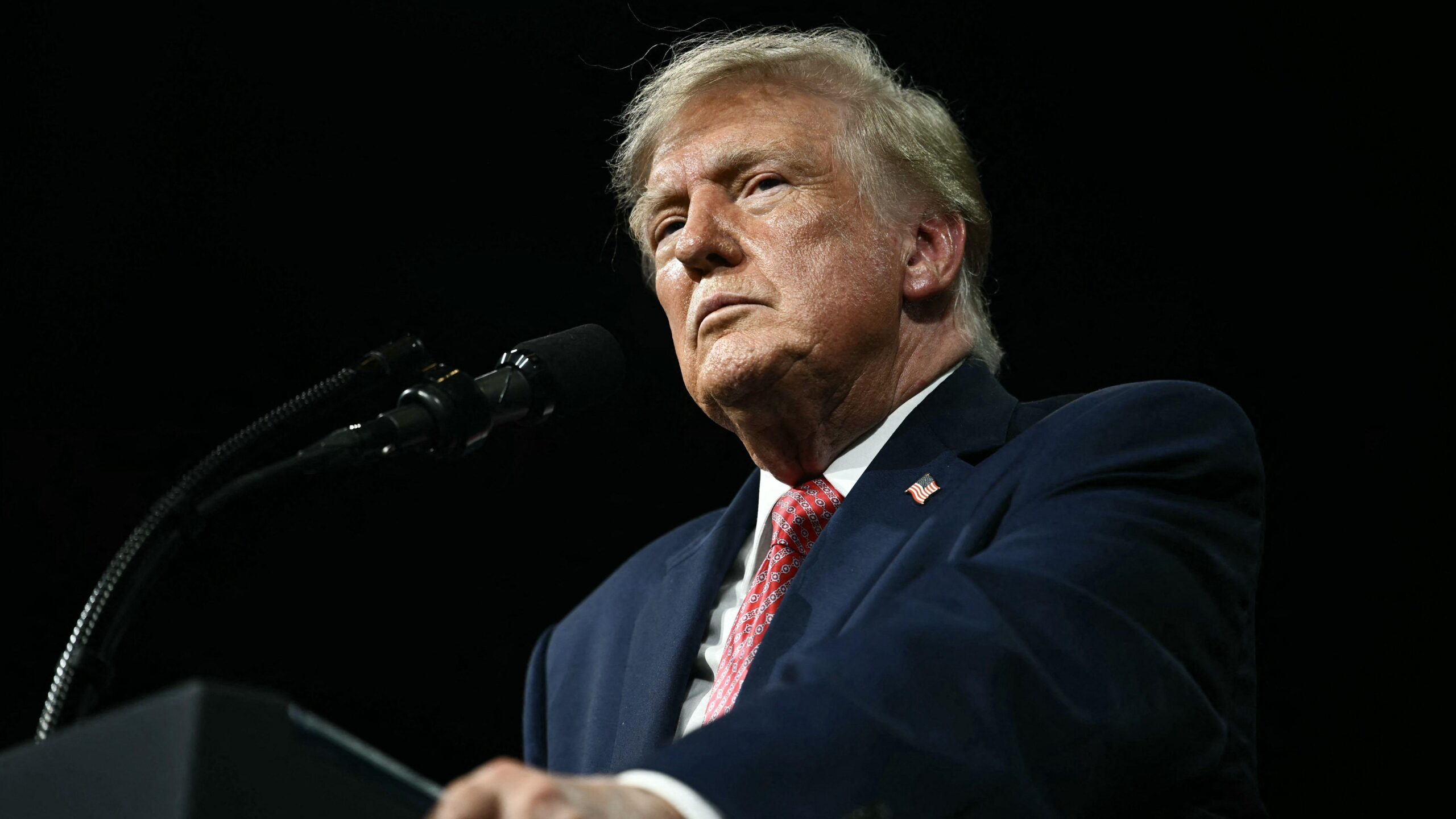 Jueza ordena a Trump declarar bajo juramento en su demanda contra la BBC en EE.UU