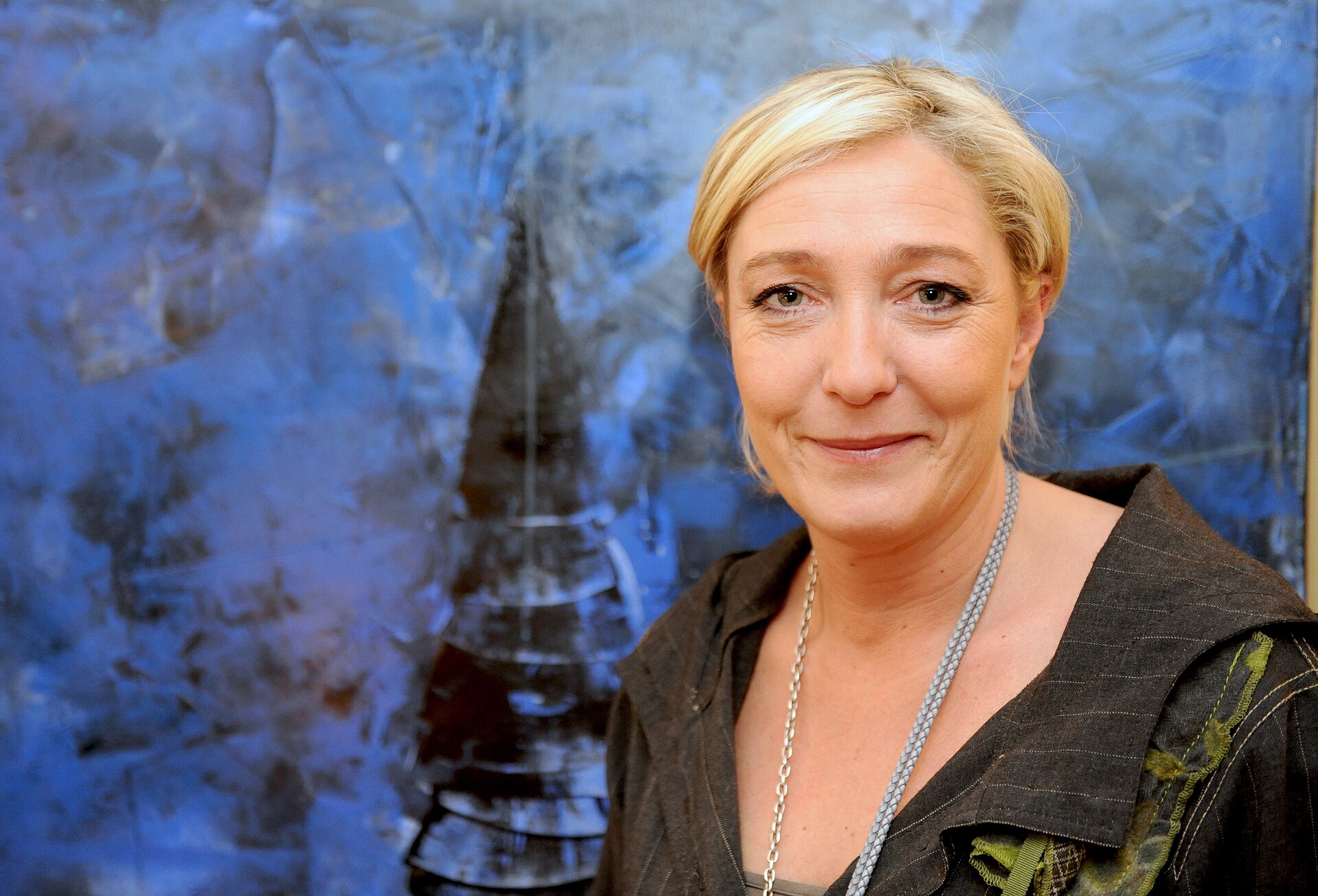 Le Pen dice que cortaría la ayuda francesa a Ucrania y ofrece debatir con Zelenski