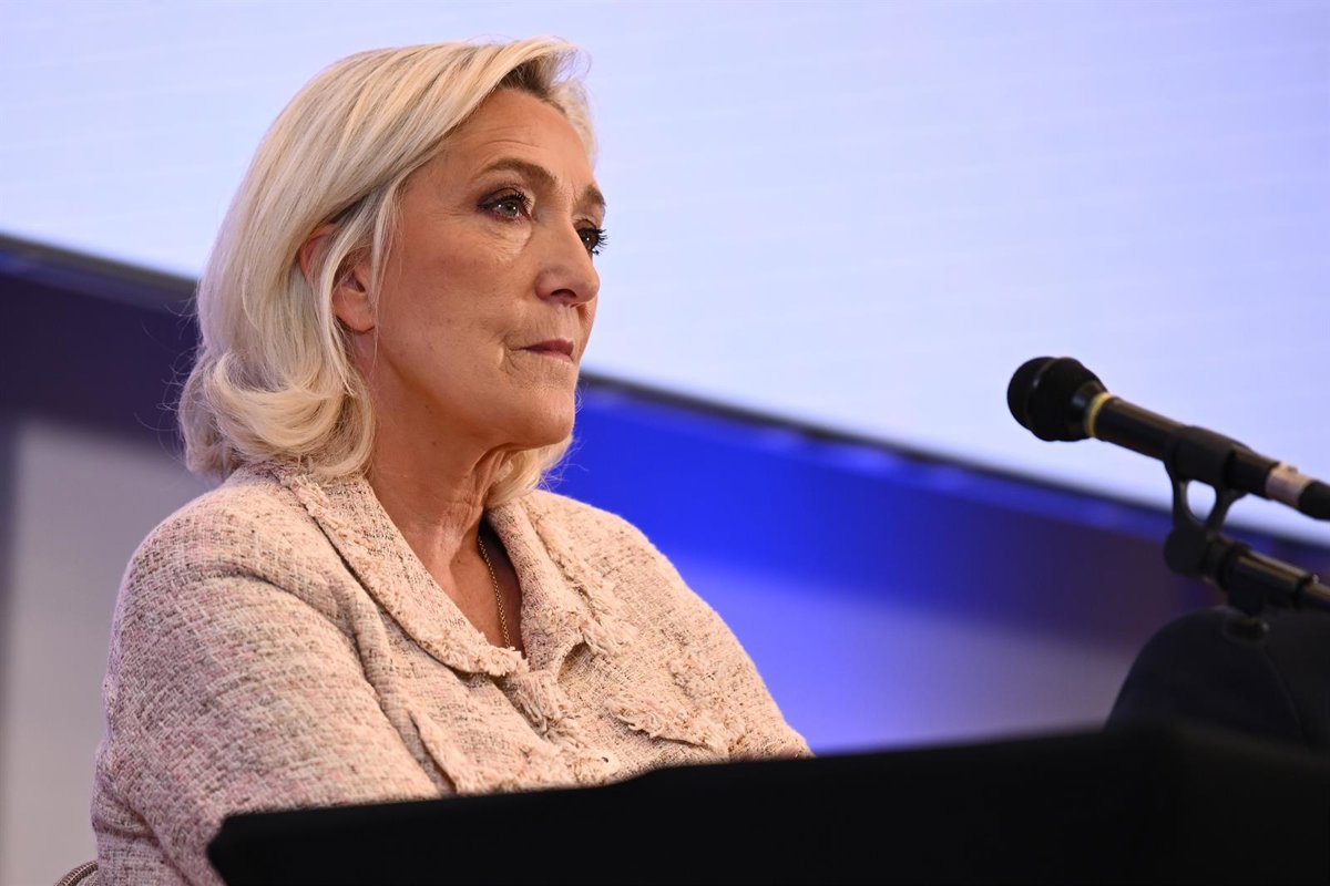Le Pen promete un "renacimiento" de Francia en un acto en Orleans