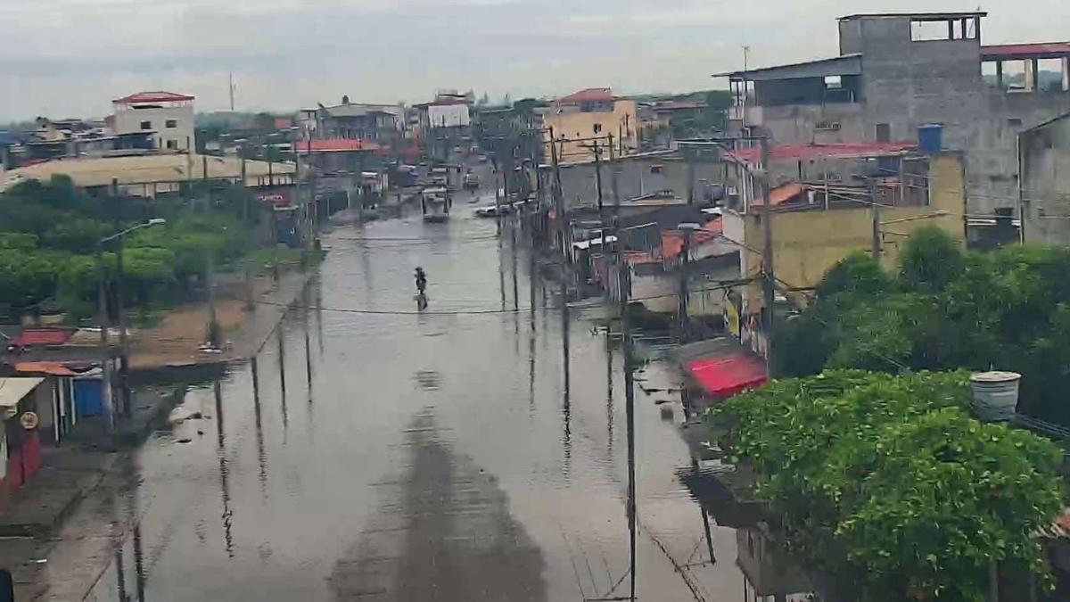 Lluvias inundan Guayaquil y suspenden clases presenciales en Ecuador