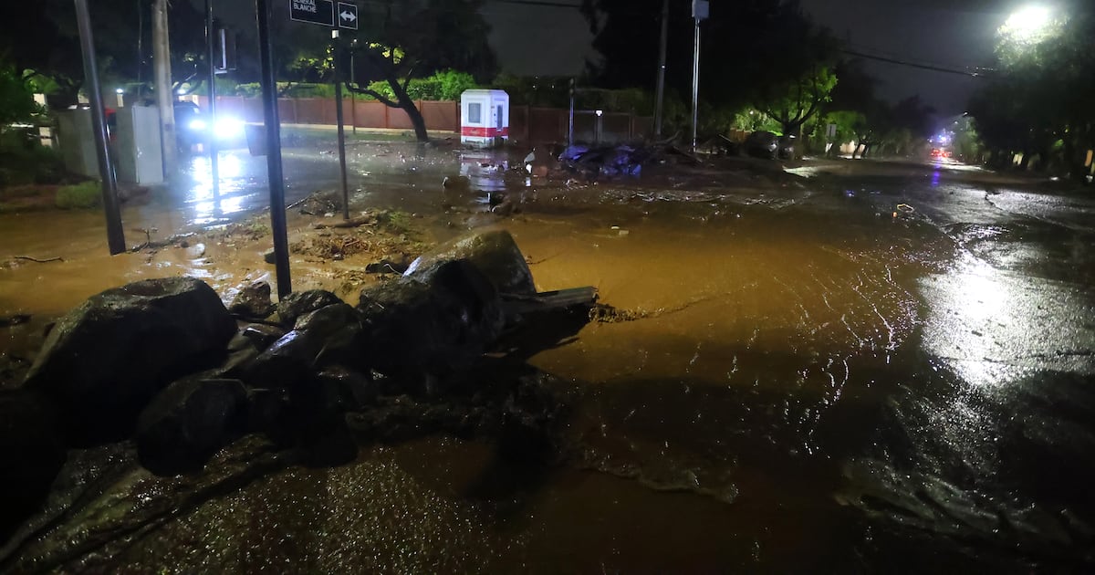 Lluvias dejan quebradas activadas y viviendas inundadas en Santiago de Chile
