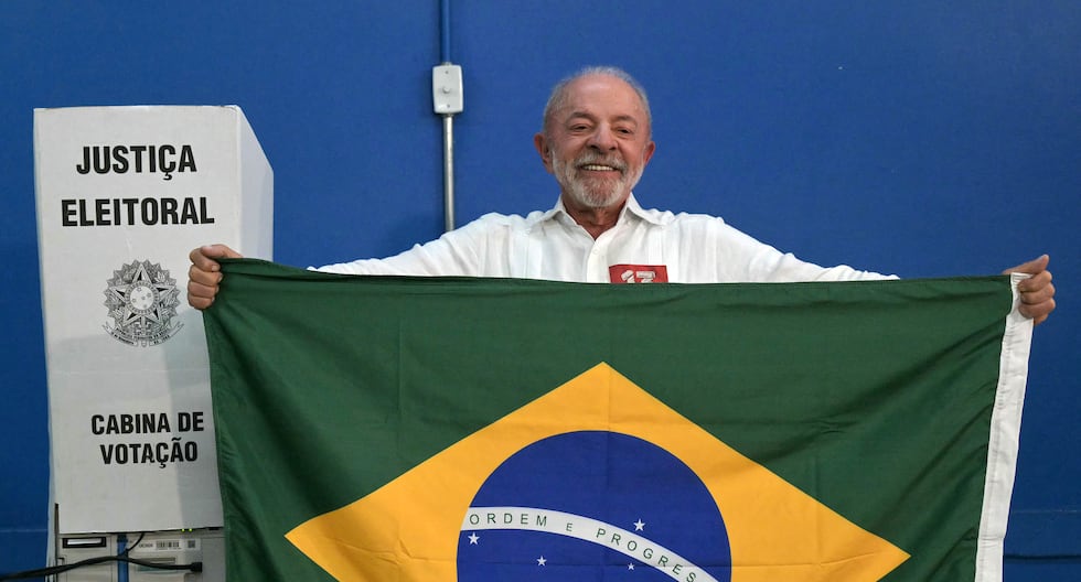 Lula vota en São Paulo y acusa a Flávio Bolsonaro de querer gobernar con la bandera de EE. UU