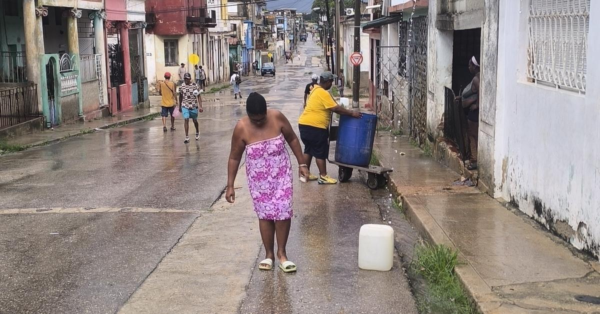 Vecinos de Luyanó recogen agua de lluvia tras diez días sin suministro en La Habana