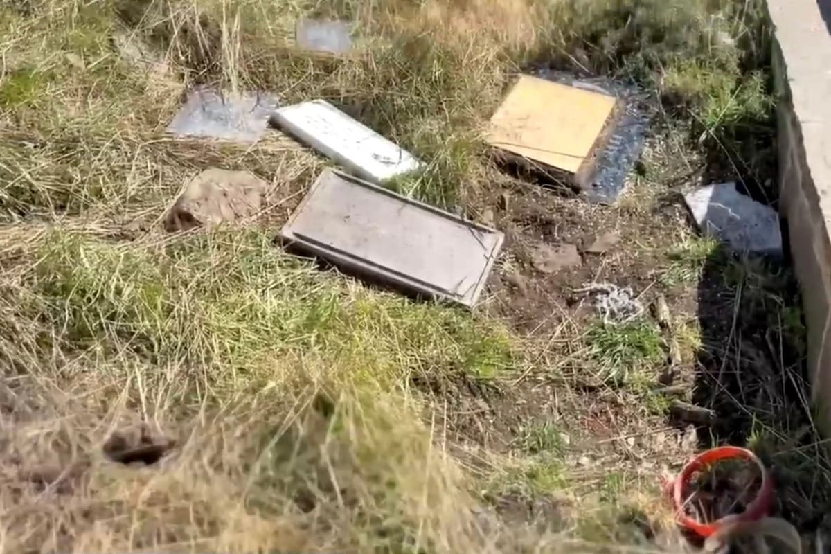 Vandalismo contra placas y ofrendas argentinas en el cementerio de Darwin, Malvinas