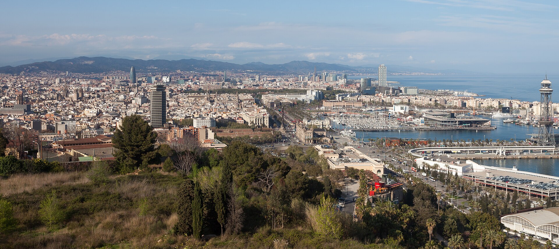 Miles de personas se manifiestan en Barcelona por la vivienda y la huelga general