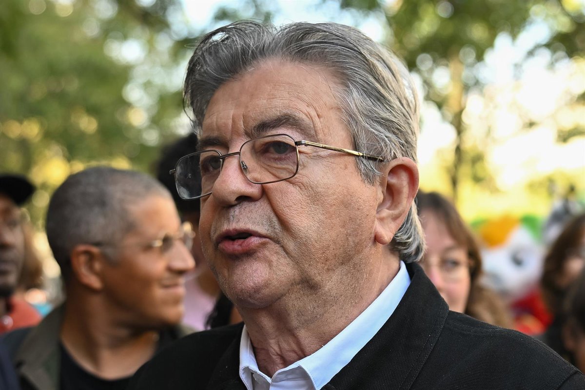 Mélenchon afirma que Francia reúne elementos de una "situación revolucionaria"