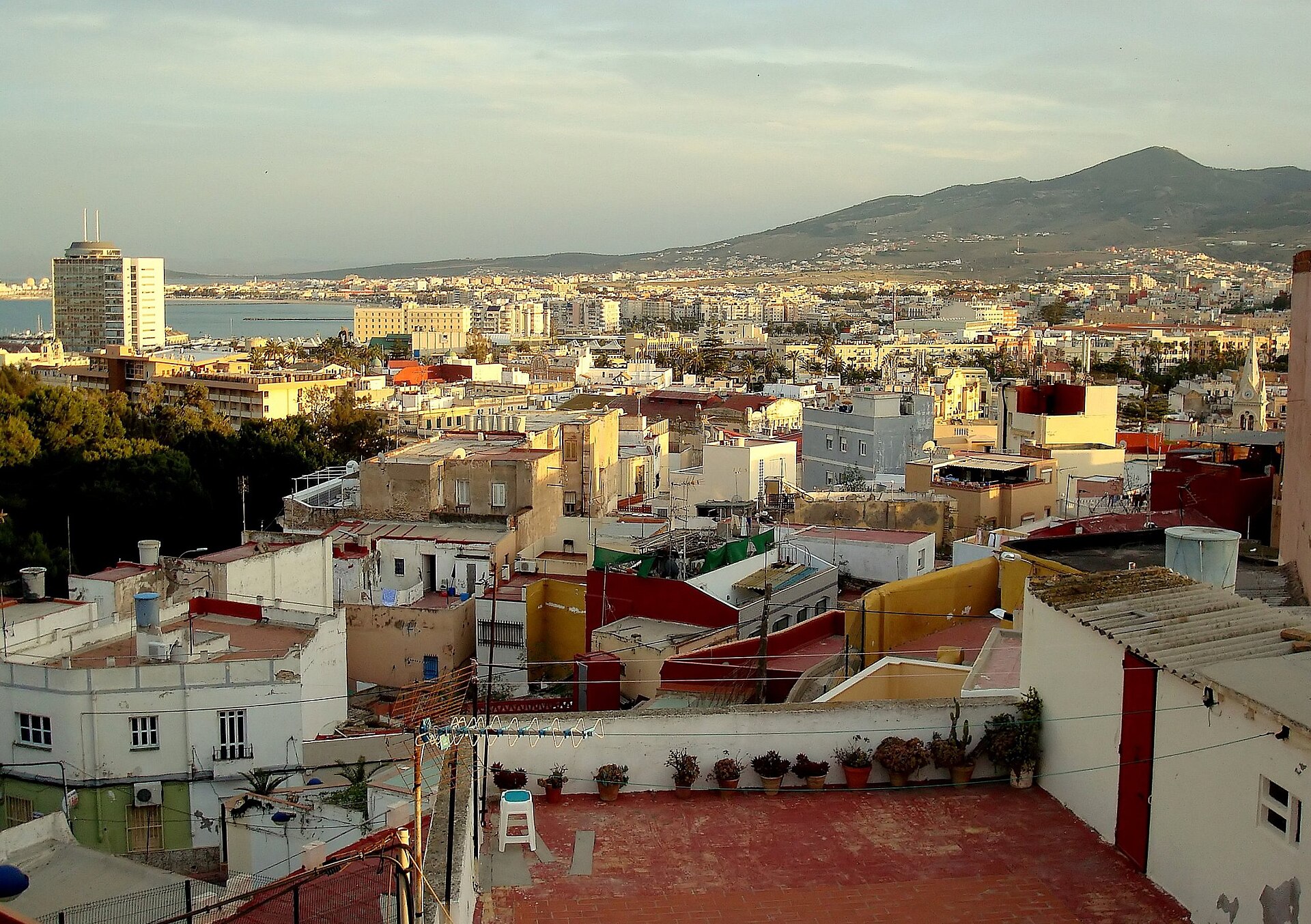 Denuncian que una treintena de menores migrantes duermen en la calle en Melilla
