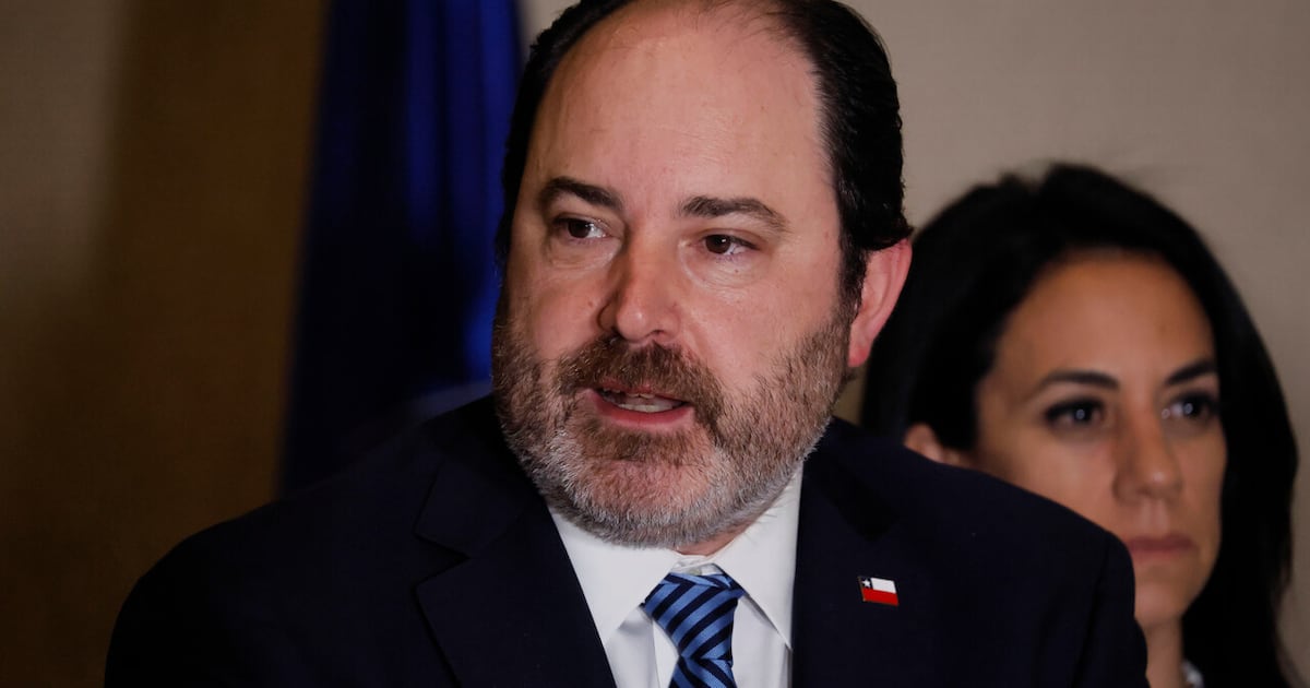 Ministro Rau pide prudencia a jubilados por caída del Fondo E en Chile
