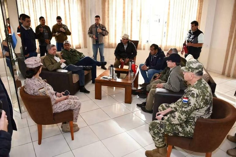 Ministros visitan Ayolas, en Paraguay, por la crecida del Paraná