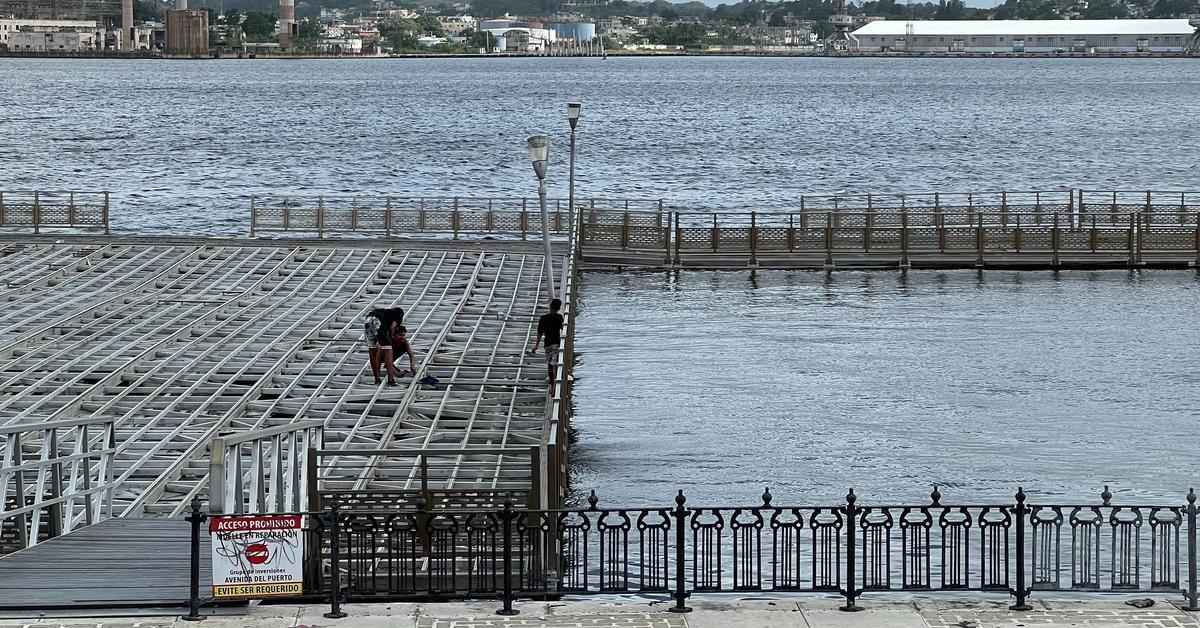 Desmantelan el muelle flotante de la Alameda de Paula en La Habana
