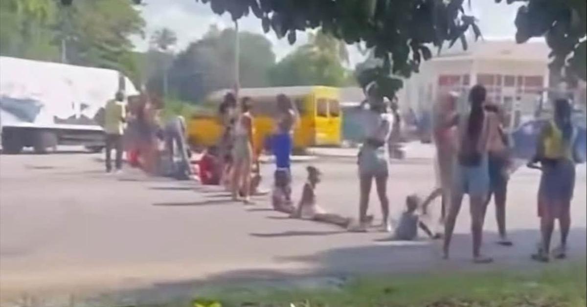 Mujeres y niños bloquean la calle 100 en La Habana por falta de agua y luz