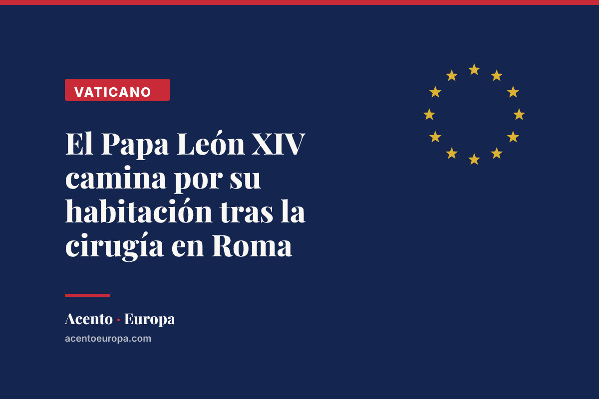 El Papa León XIV camina por su habitación tras la cirugía en Roma