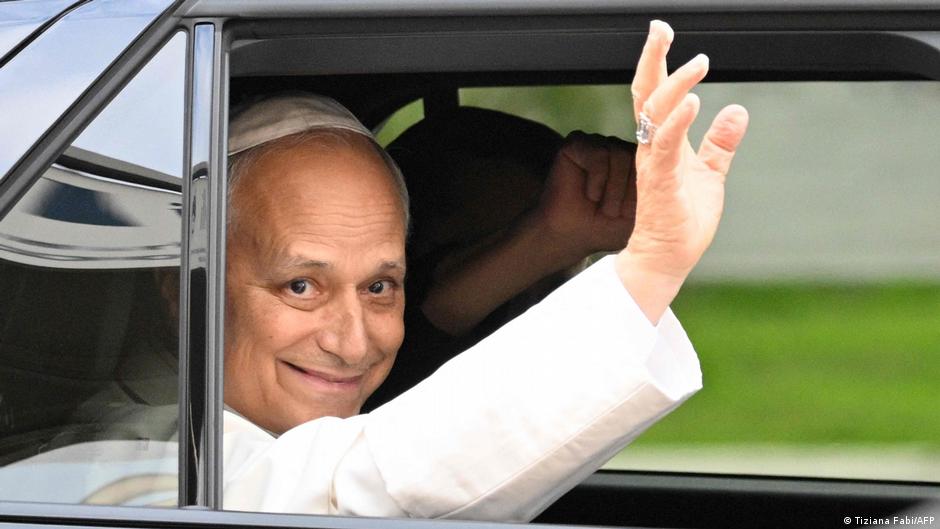 Papa León XIV regresa al Vaticano tras ser operado de cáncer de pulmón