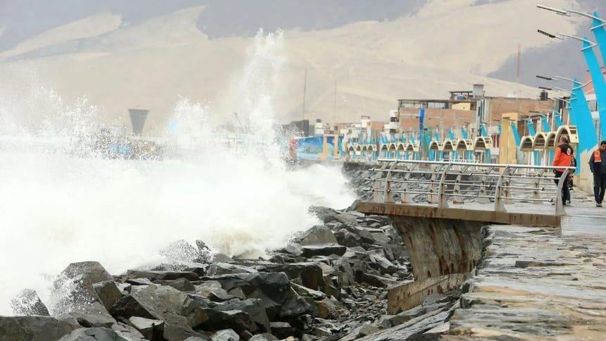 Perú cierra 93 puertos del litoral por oleajes anómalos hasta el 25 de octubre